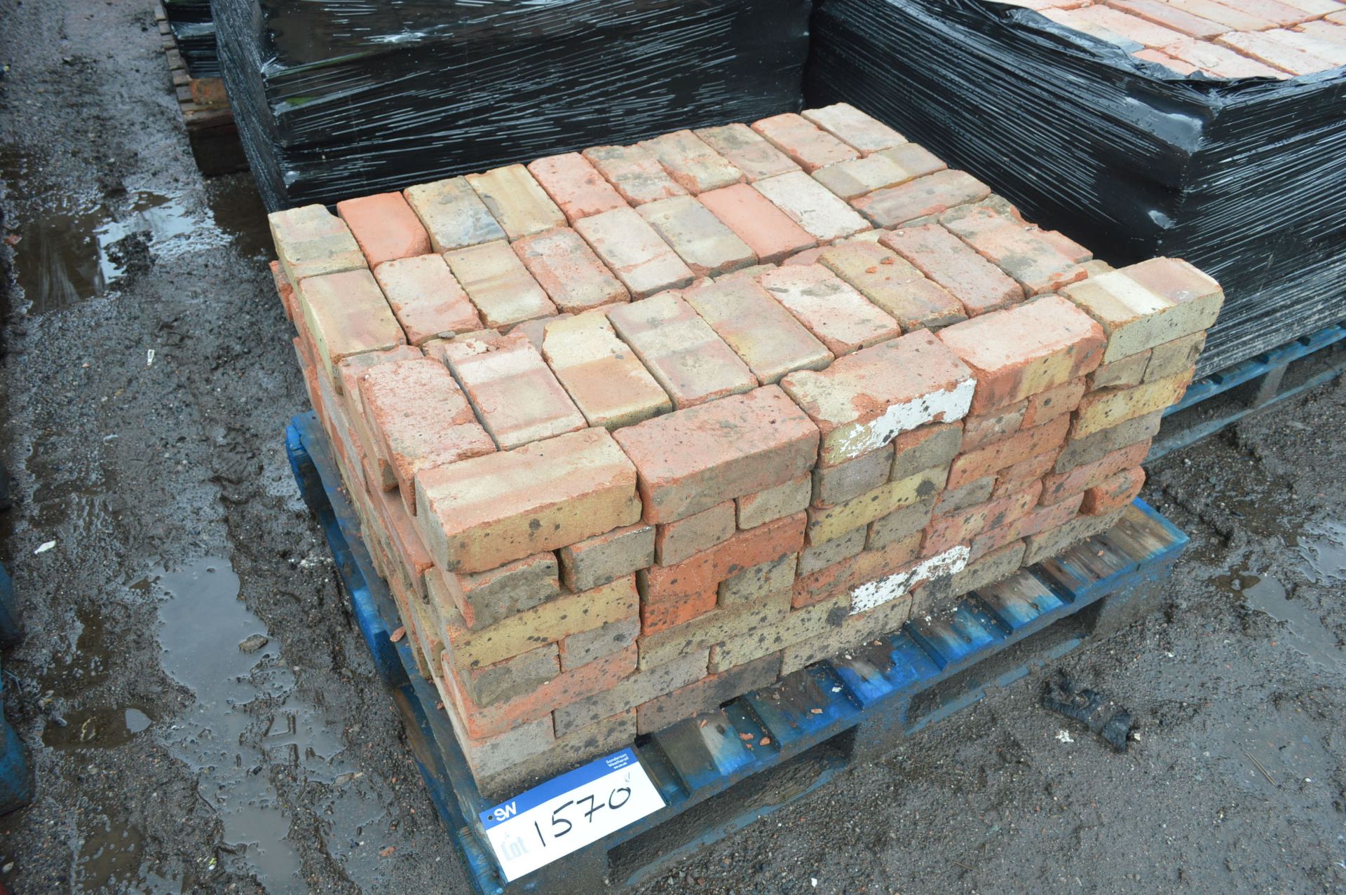Bricks, on one pallet - Image 2 of 2