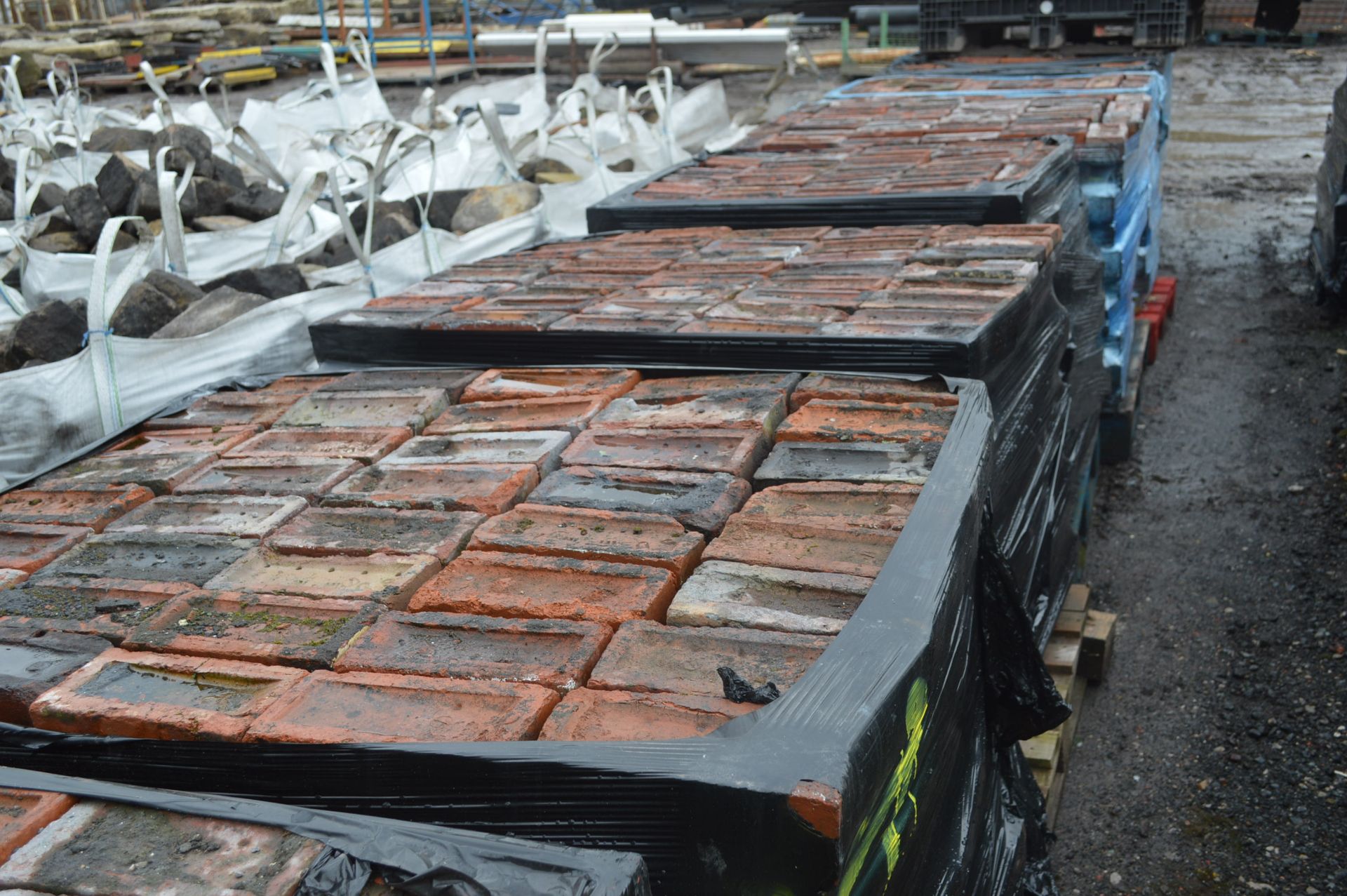 Bricks, on seven pallets - Image 2 of 8