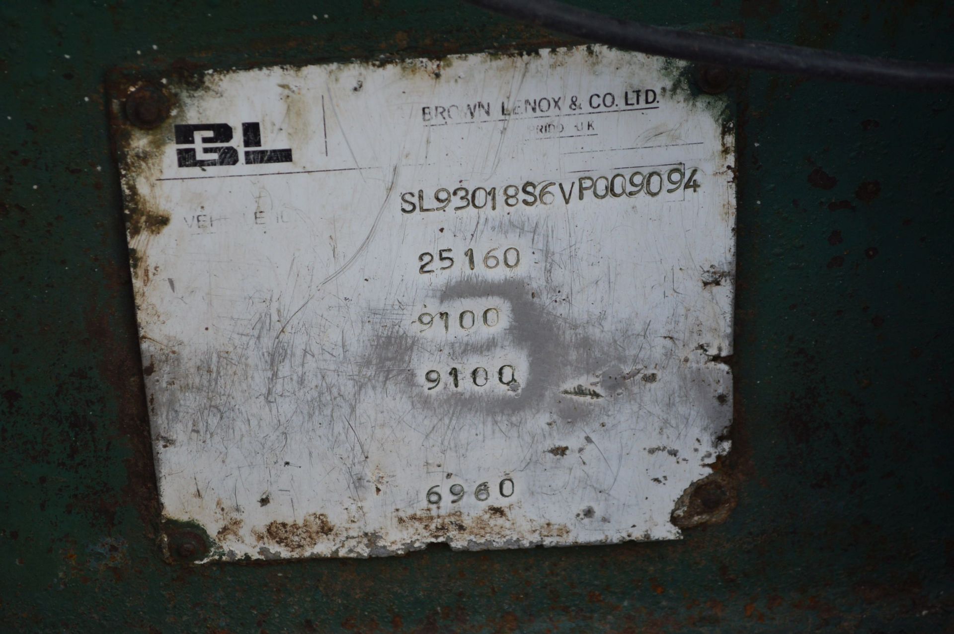 Brown Lennox TANDEM AXLE MOUNTED CRUSHER, serial no. SL9301856VP009094, with Kue-Ken 30x18 - Image 2 of 5