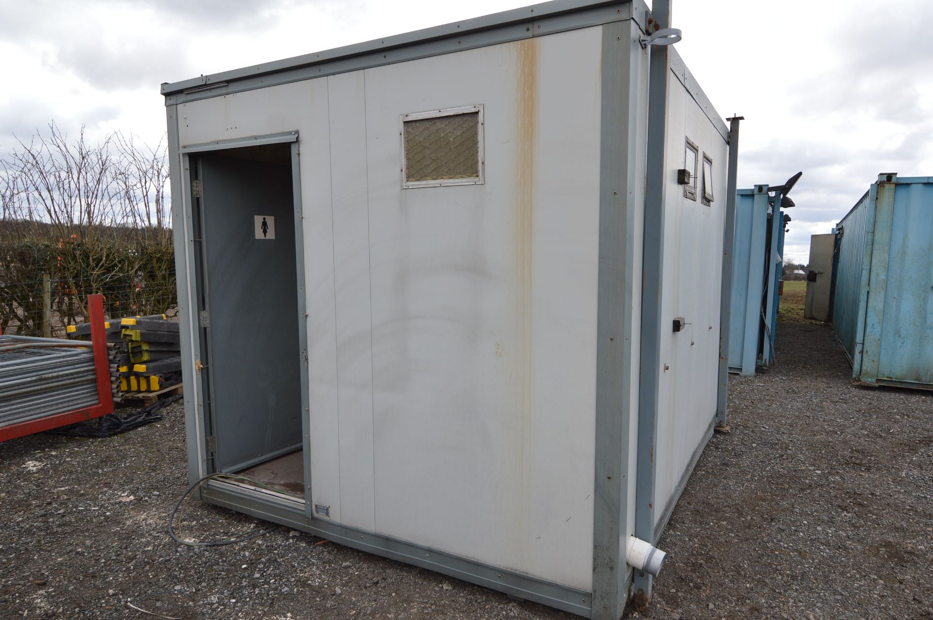 Gents & Ladies (Two Section) Portable Jackleg Toilet Unit, approx. 2.75m x 3.6m, NOTE 5%buyer’s - Image 2 of 4