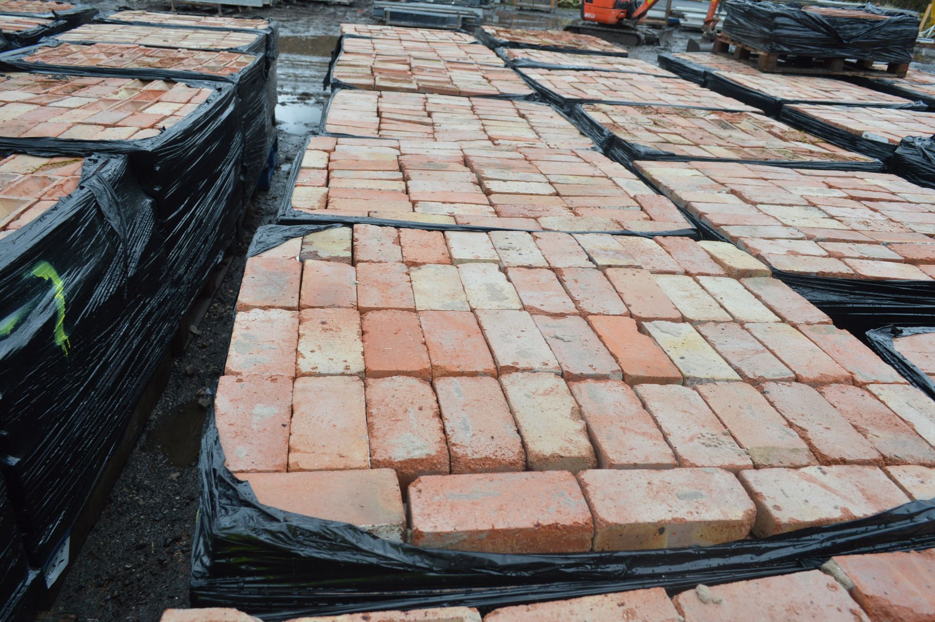 Bricks, on six pallets - Image 2 of 8
