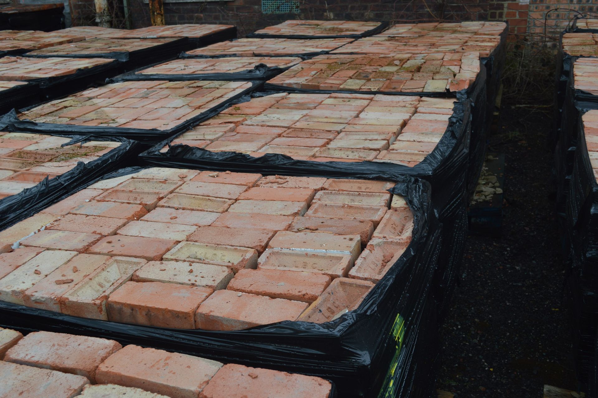 Bricks, on five pallets - Image 2 of 8