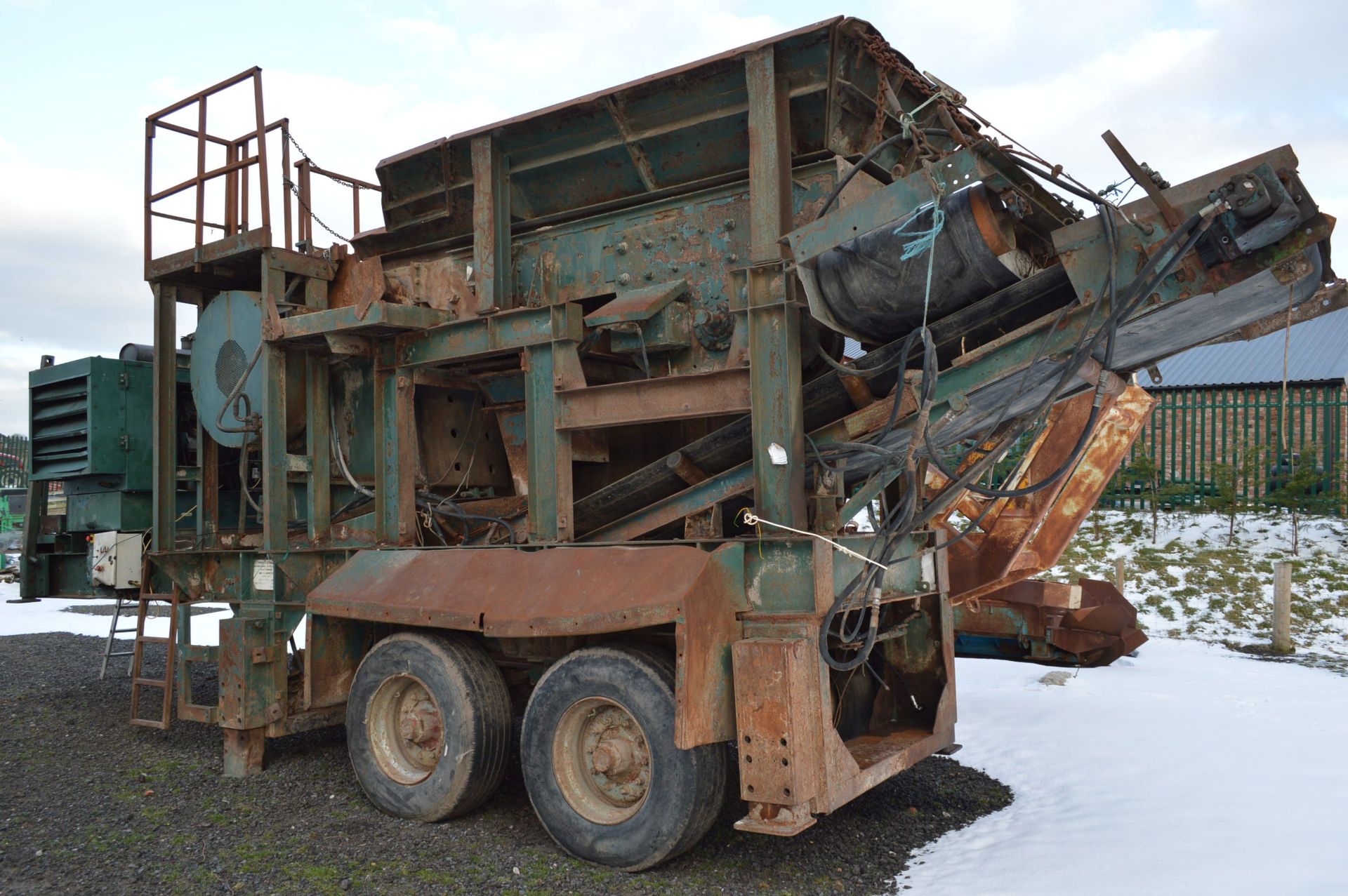 Brown Lennox TANDEM AXLE MOUNTED CRUSHER, serial no. SL9301856VP009094, with Kue-Ken 30x18 - Image 3 of 5