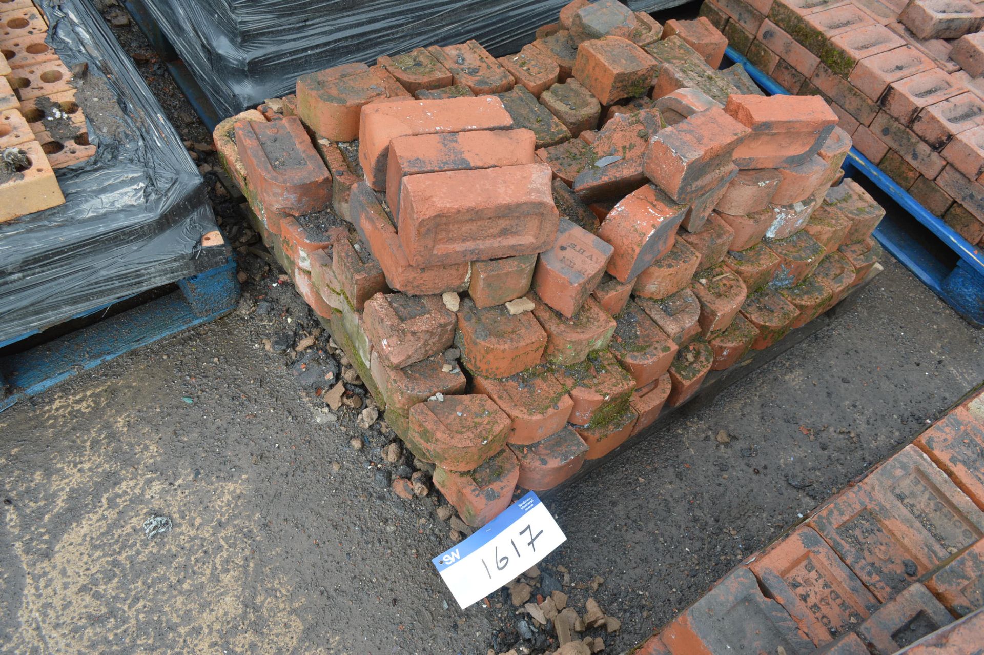 Bricks, on pallet - Image 2 of 2
