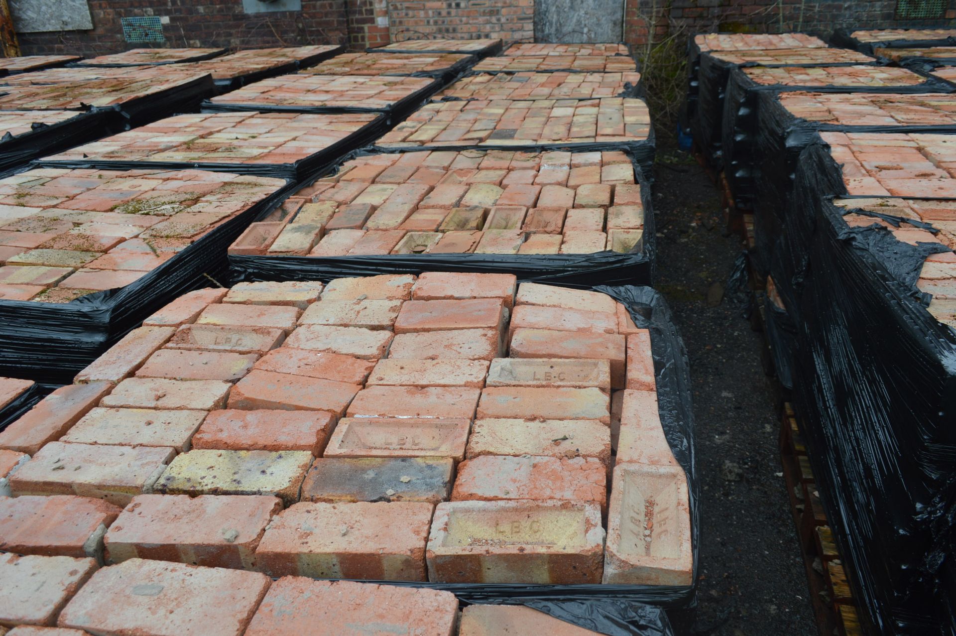 Bricks, on six pallets - Image 2 of 8