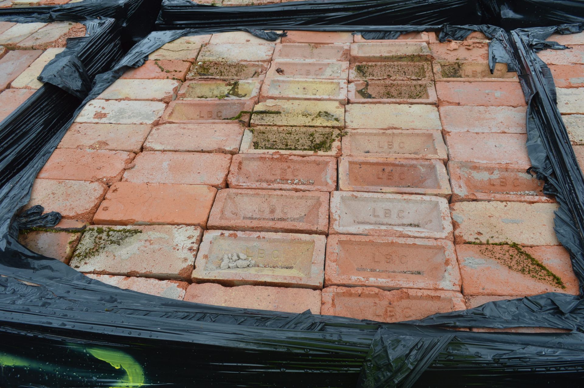 Bricks, on six pallets - Image 8 of 8