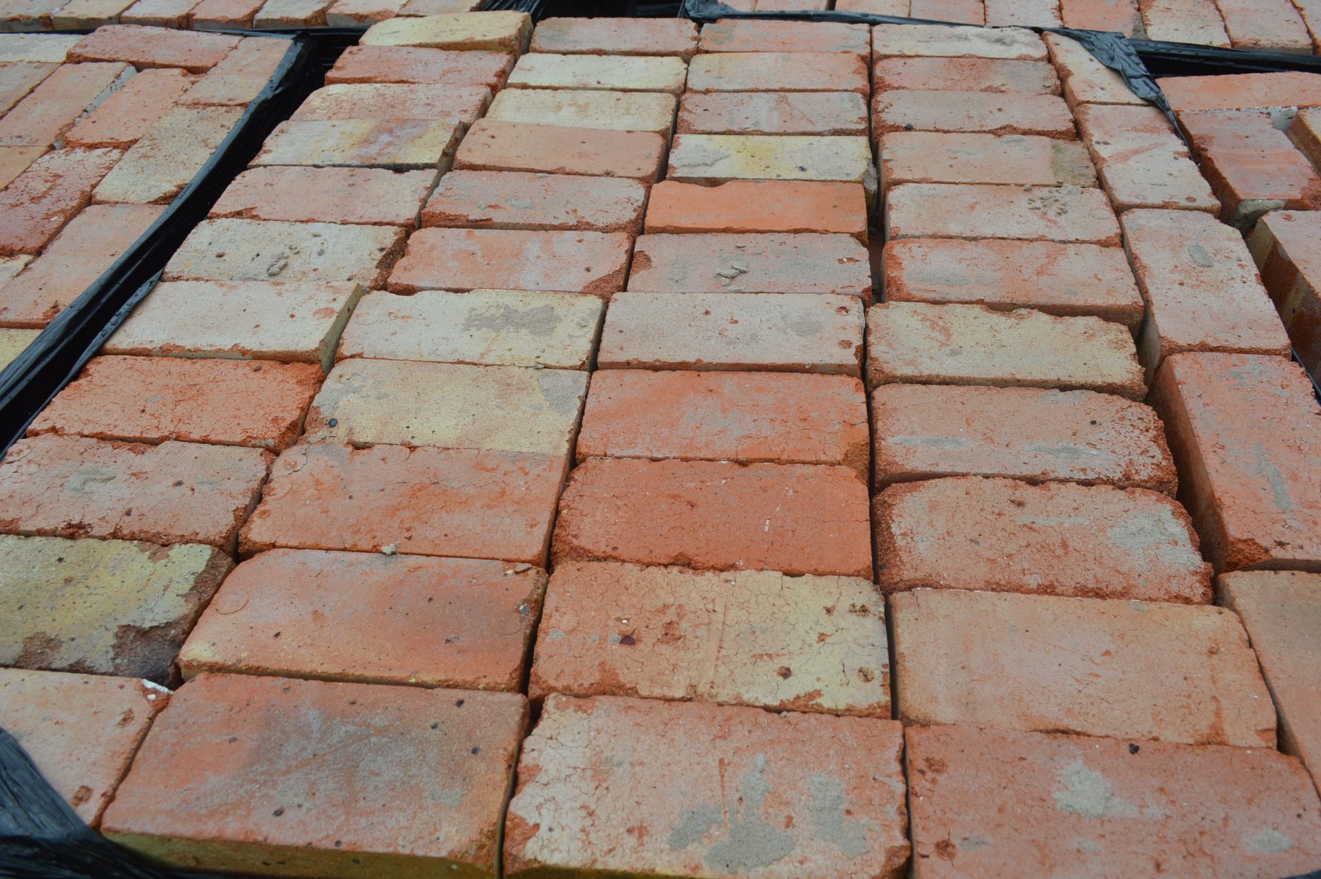 Bricks, on six pallets - Image 3 of 8