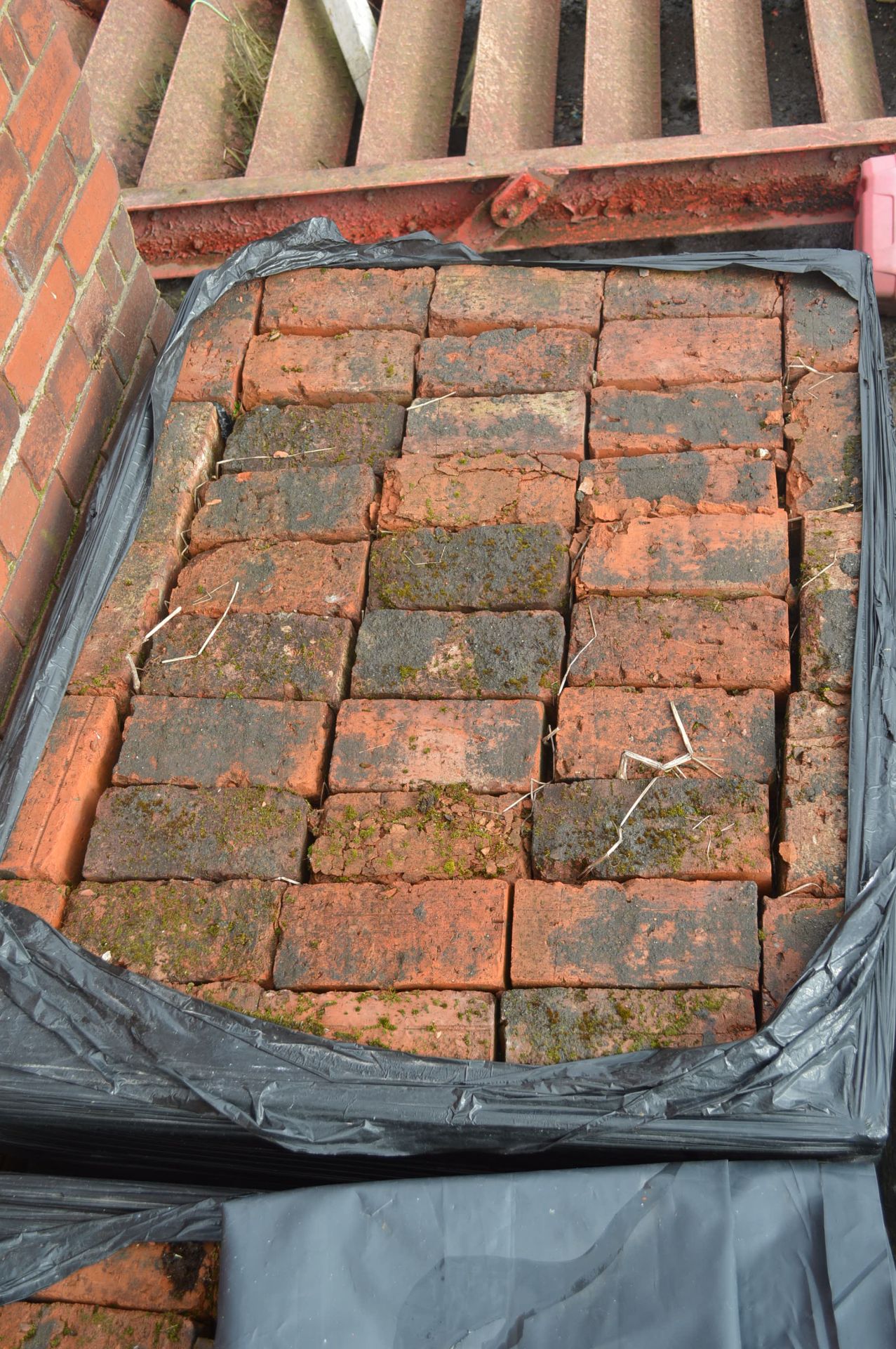 Bricks, on eight pallets - Image 8 of 8