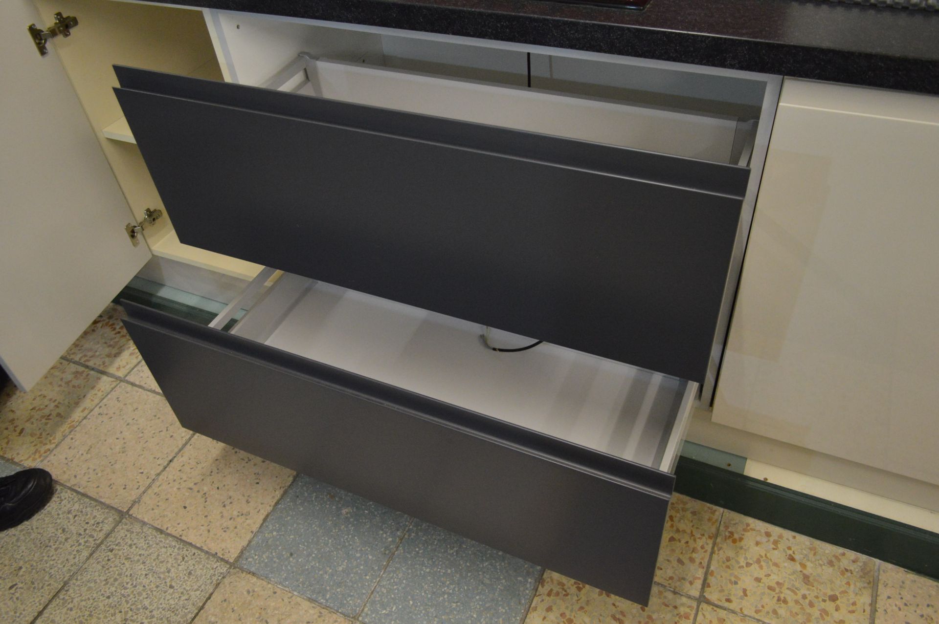 LUCENTE STONE/ ANTHRACITE KITCHEN, approx. 4.6m ru - Image 5 of 8