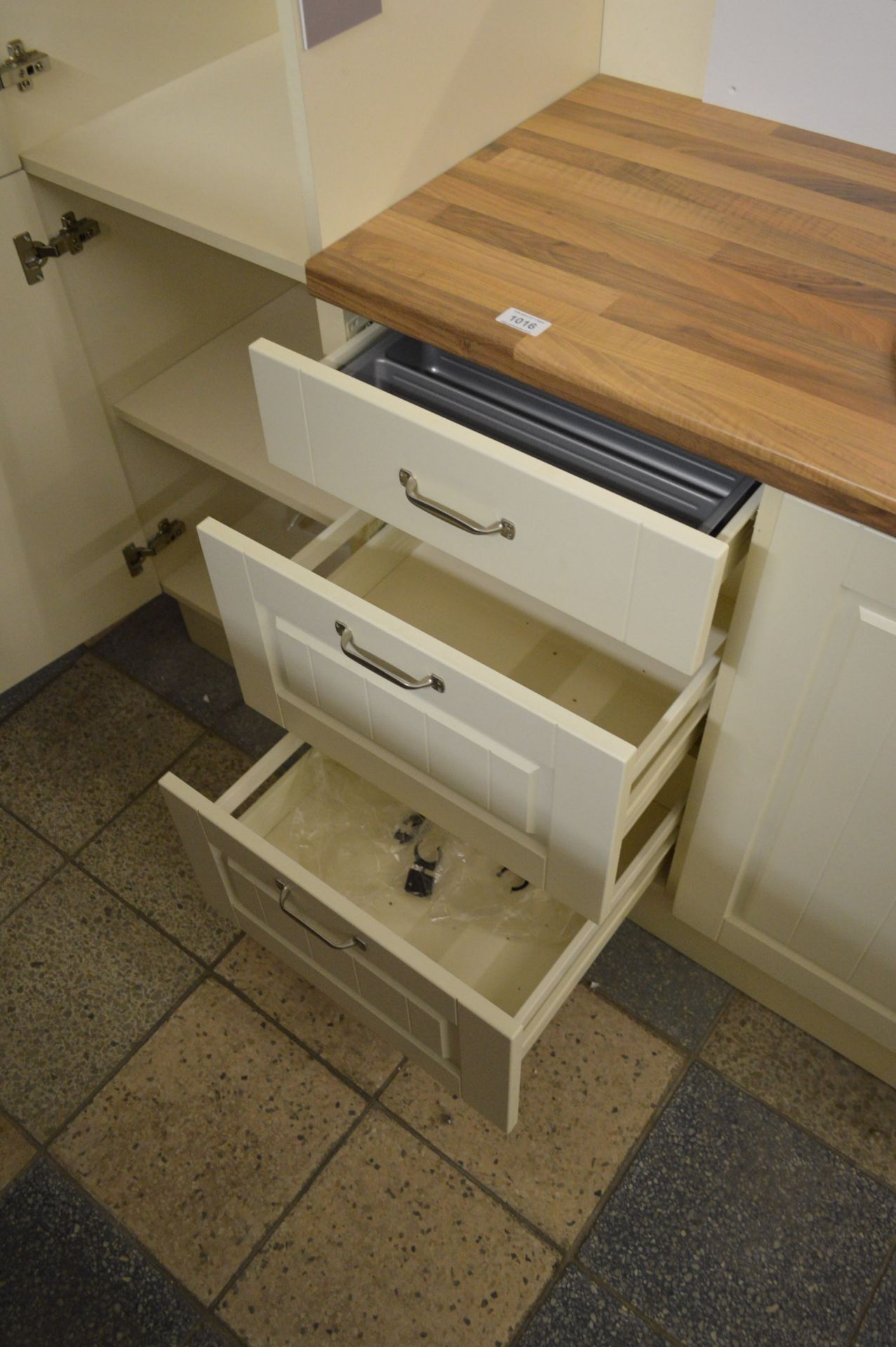 BOSTON IVORY 2.4m KITCHEN, with worktop and sink - Image 5 of 6