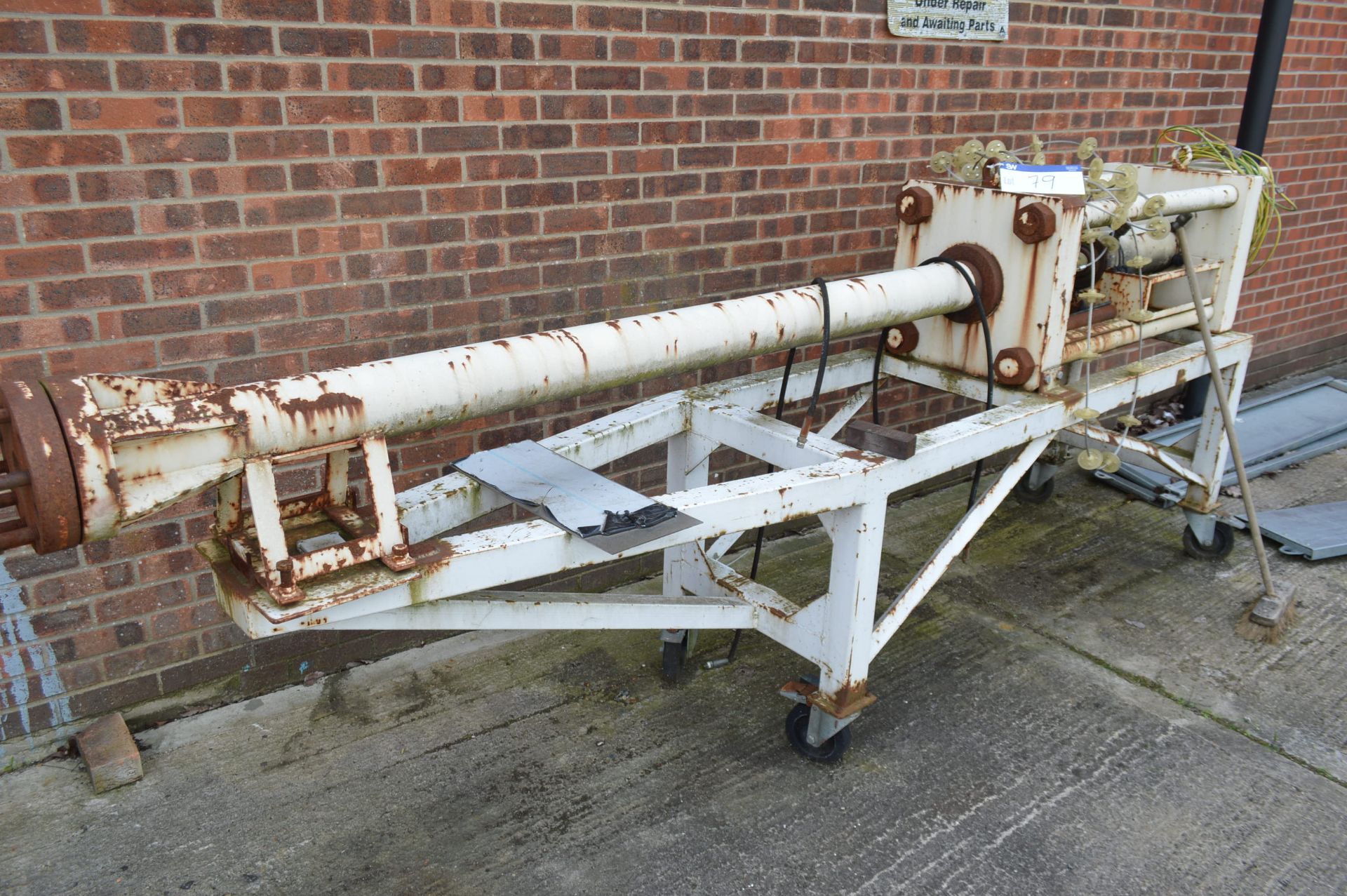 Mobile Extruder Screw Extraction Unit (known to require attention & no hydraulic power pack)