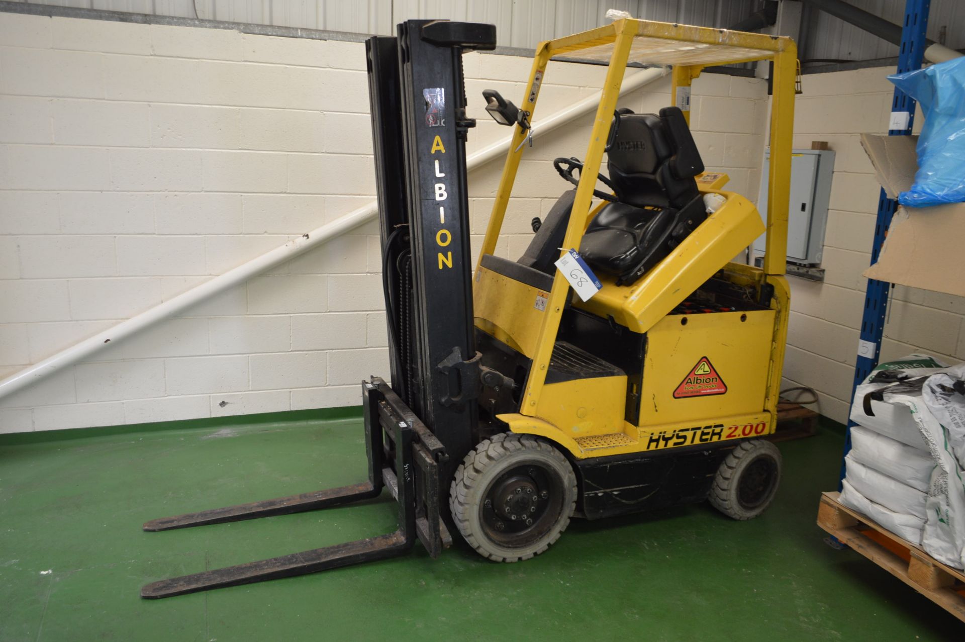 Hyster E.200XM-700 2000kg BATTERY ELECTRIC FORK LIFT TRUCK, with triple mast 2.1m high and side