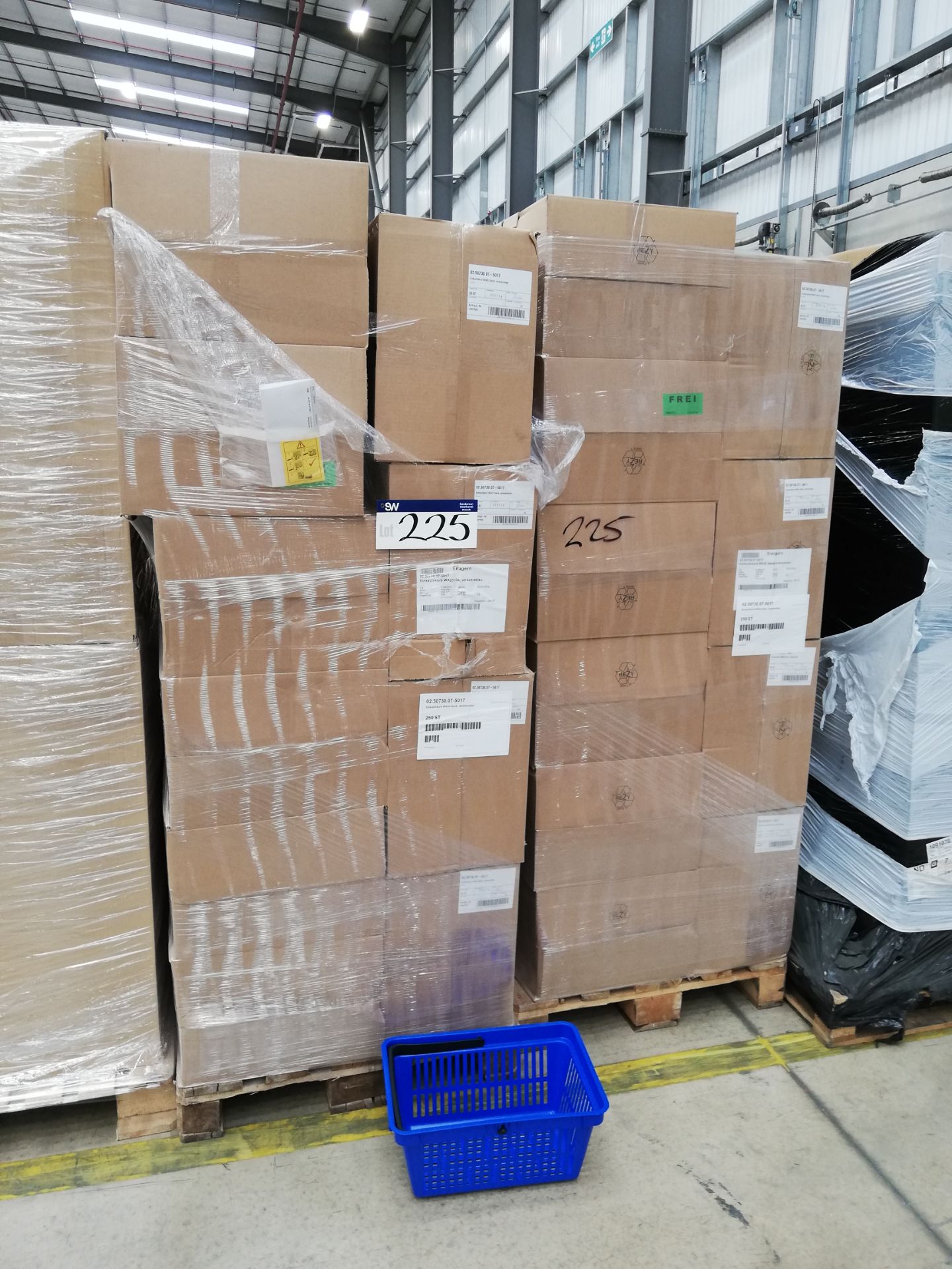 500 x Wanzl Plastic Shopping Baskets on 2 Pallets