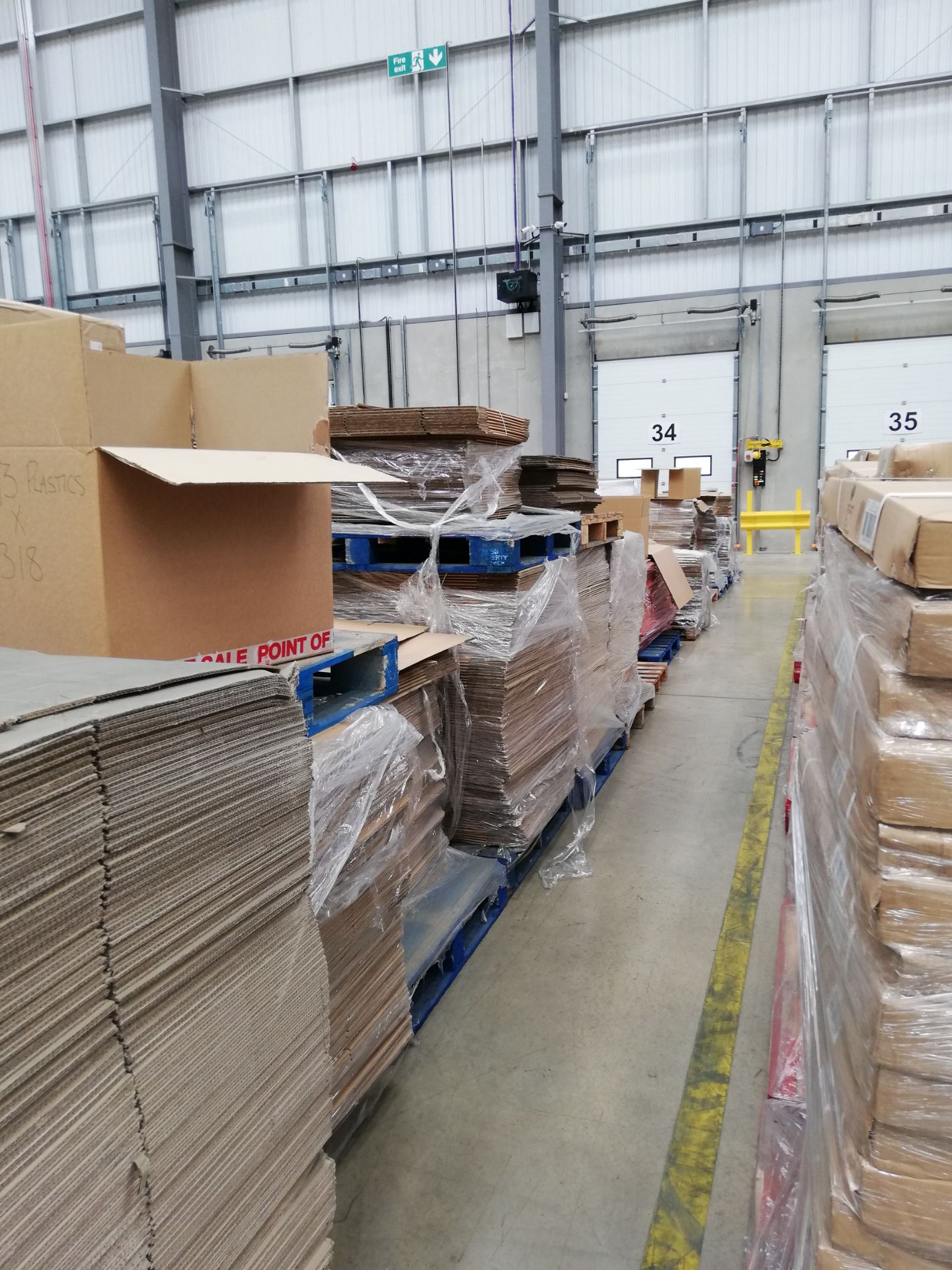 Large Quantity of Flat Pack Cardboard Boxes and Pa - Bild 3 aus 4