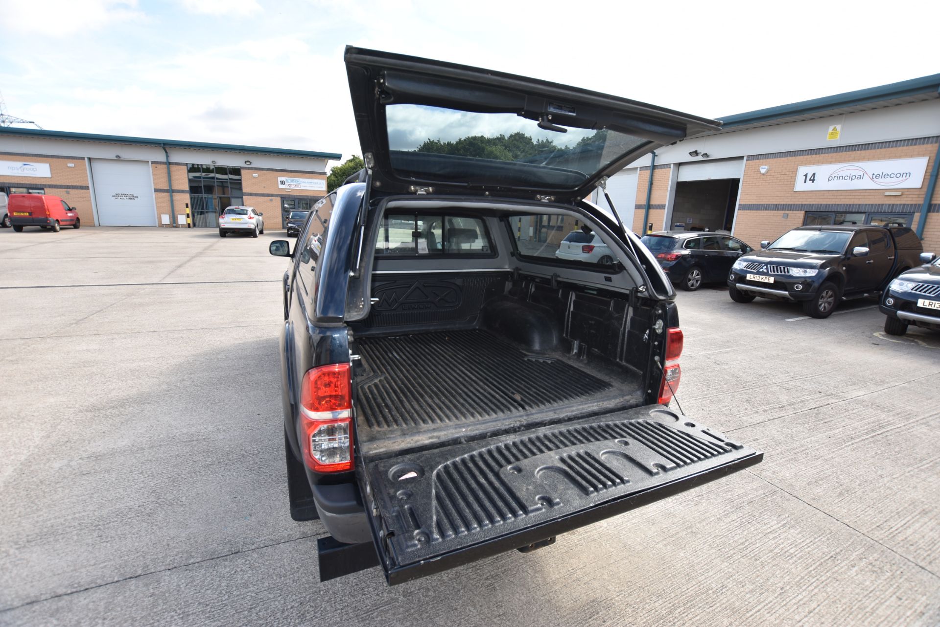 Toyota Hilux Active D-4D 144 Double Cab 4x4 Pick Up, registration no. LN15 ZZE, date first - Image 5 of 8