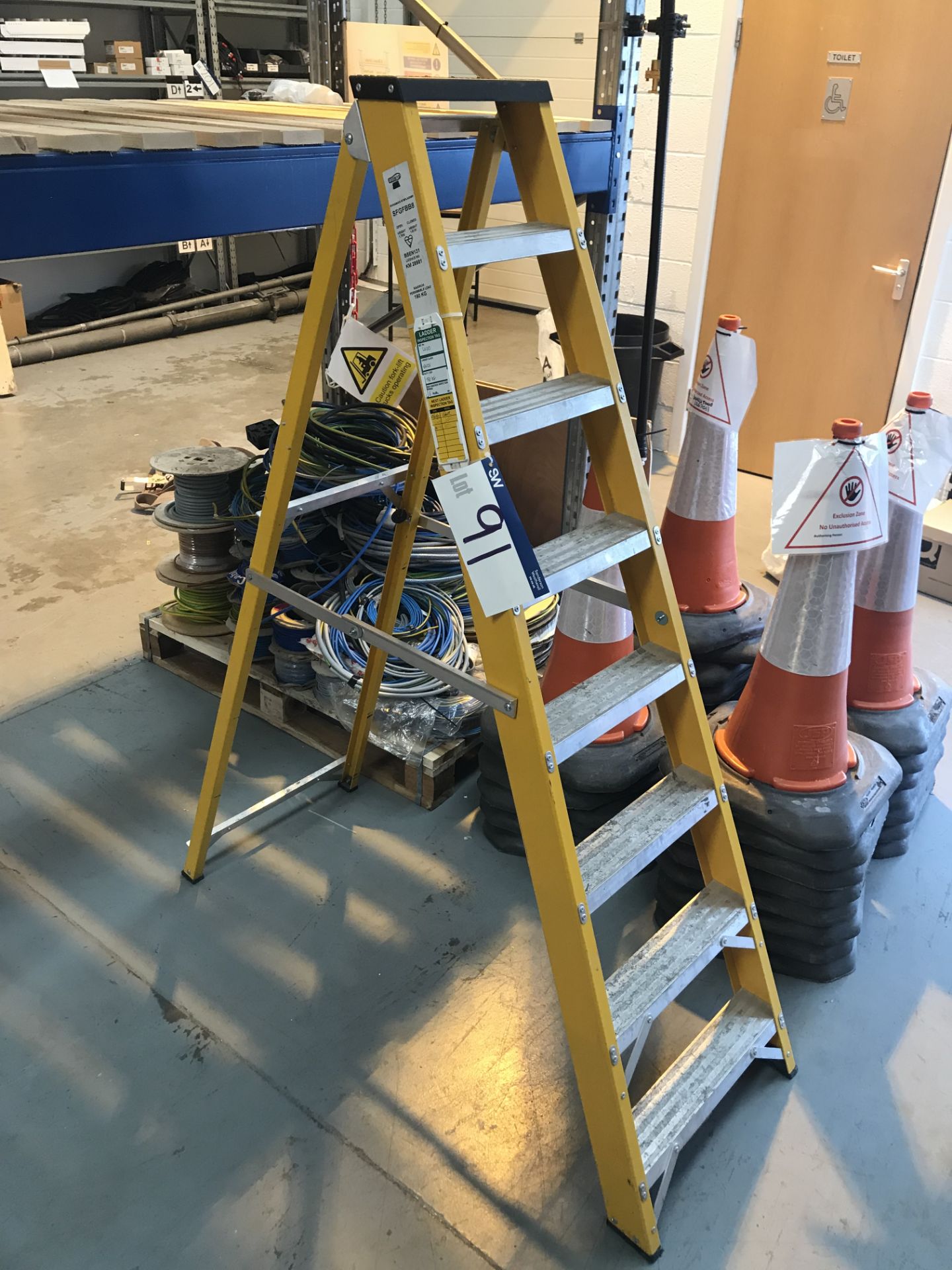 Lyte Ladders Seven Rung 1.7m Fibreglass Stepladder