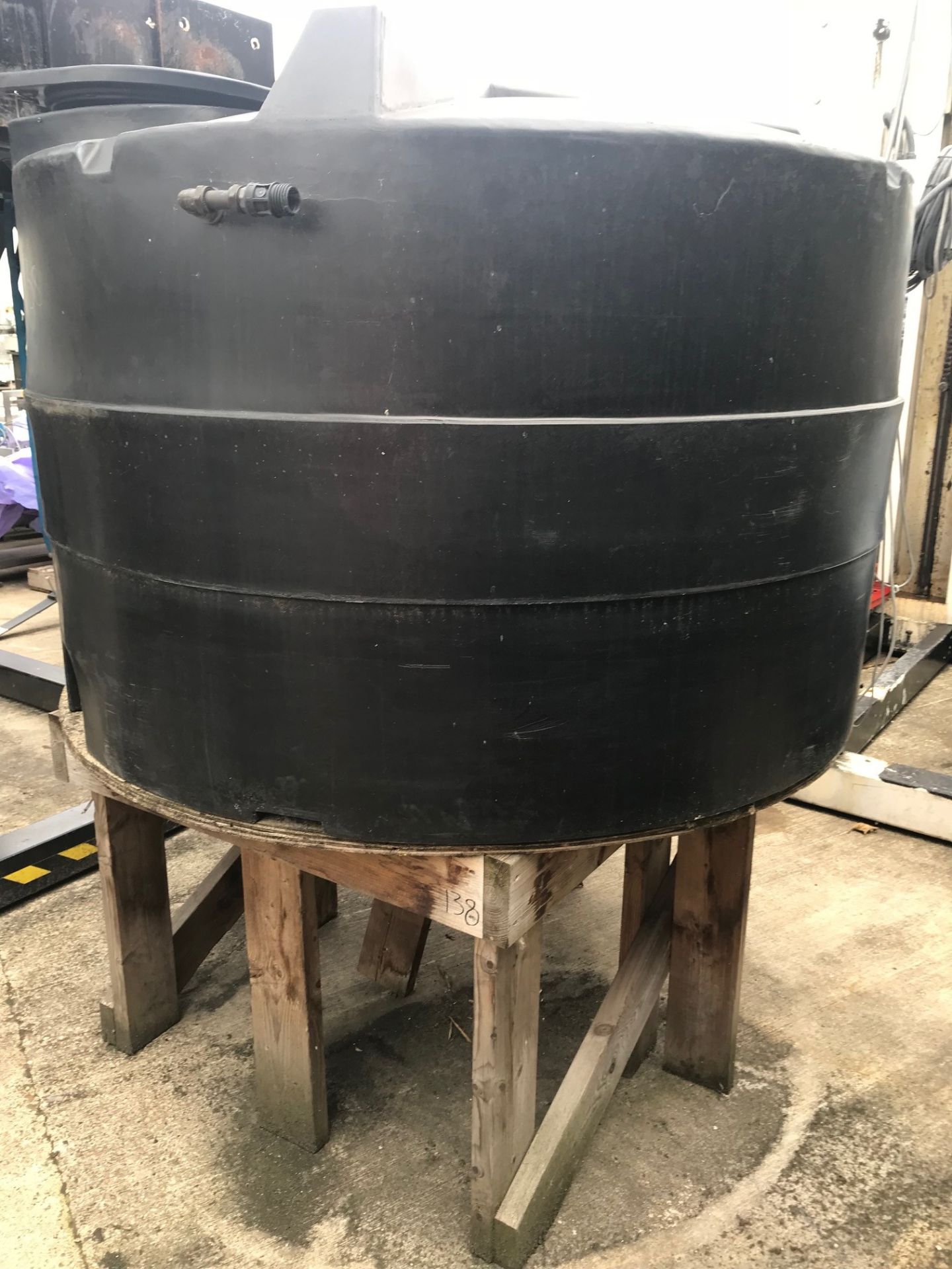 2000 Litre Tank, on stand - Bild 2 aus 2