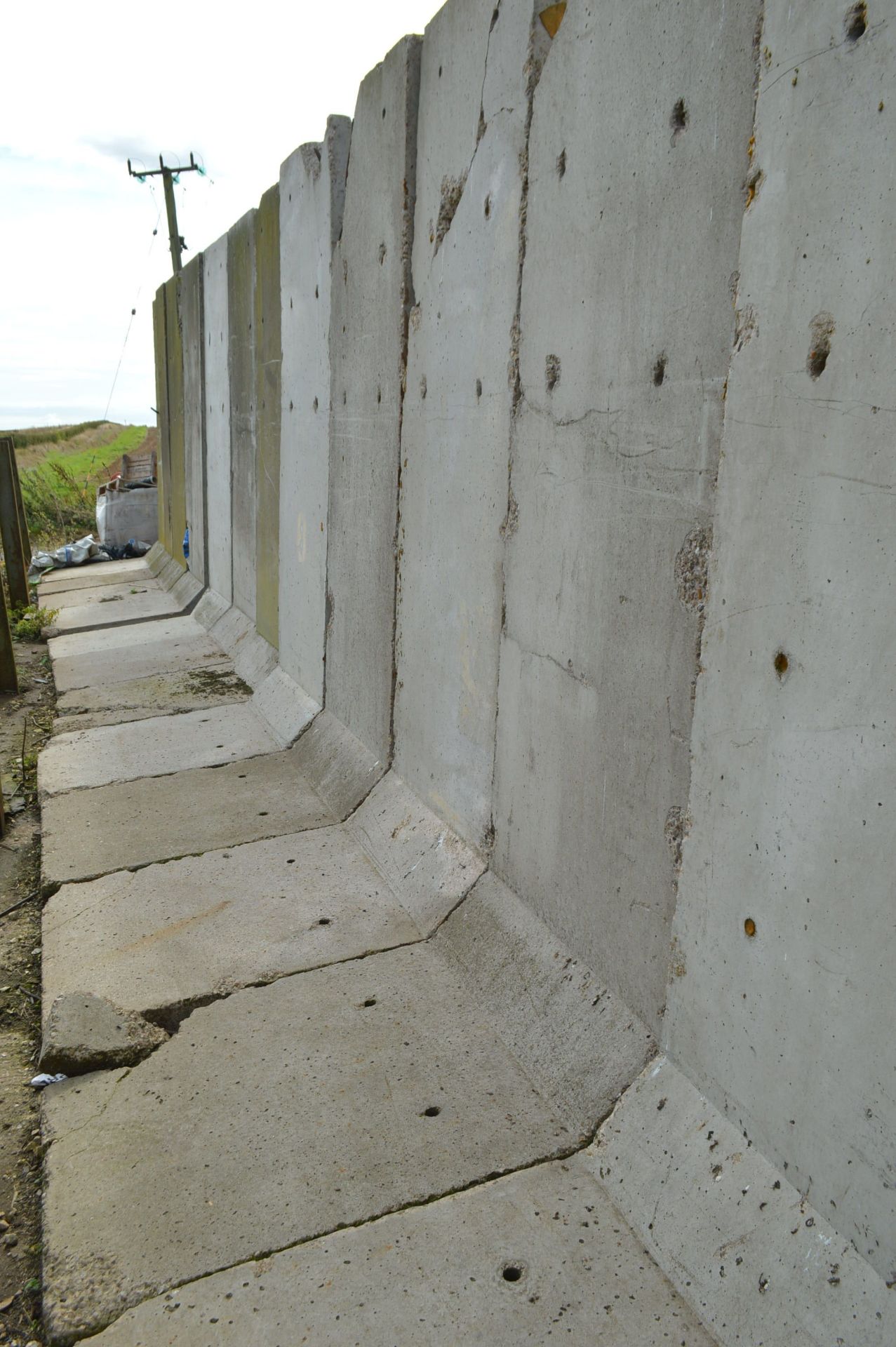 13 PRE-CAST CONCRETE L-SHAPED GRAIN WALLING SECTIO - Image 2 of 2