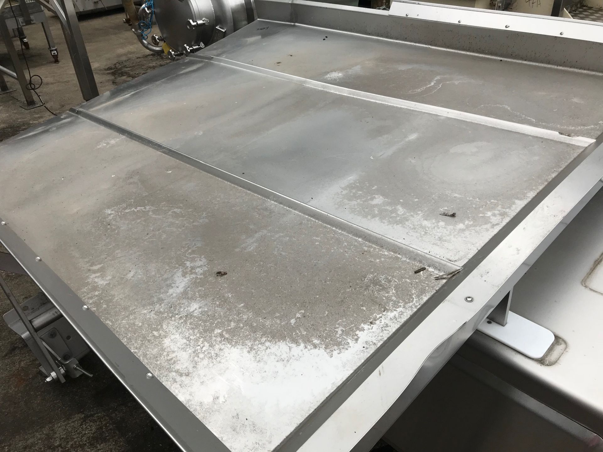 Heat & Control Fastback Vibratory Table - Image 3 of 3