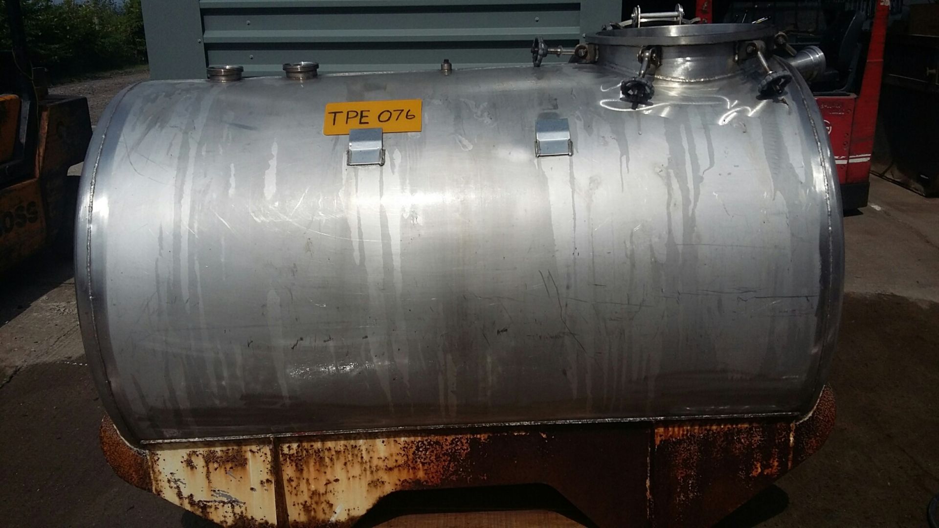 1500 Lets Stainless Steel Horizontal Tank, on a mi