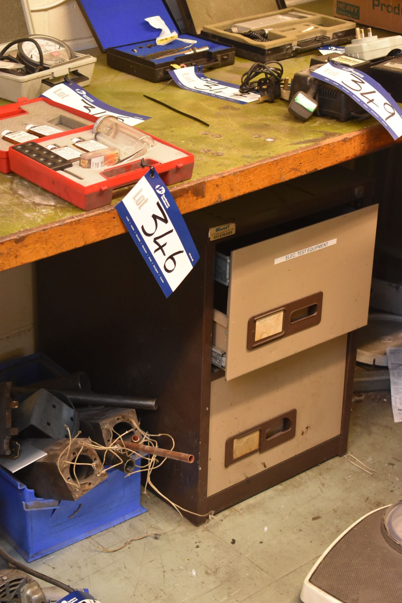 Two 2 Drawer Metal Filing Cabinets - Bild 2 aus 2