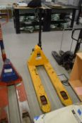 2500kg cap. Hand Hydraulic Pallet Truck, with forks approx. 1.15m x 520mm (Please note this item