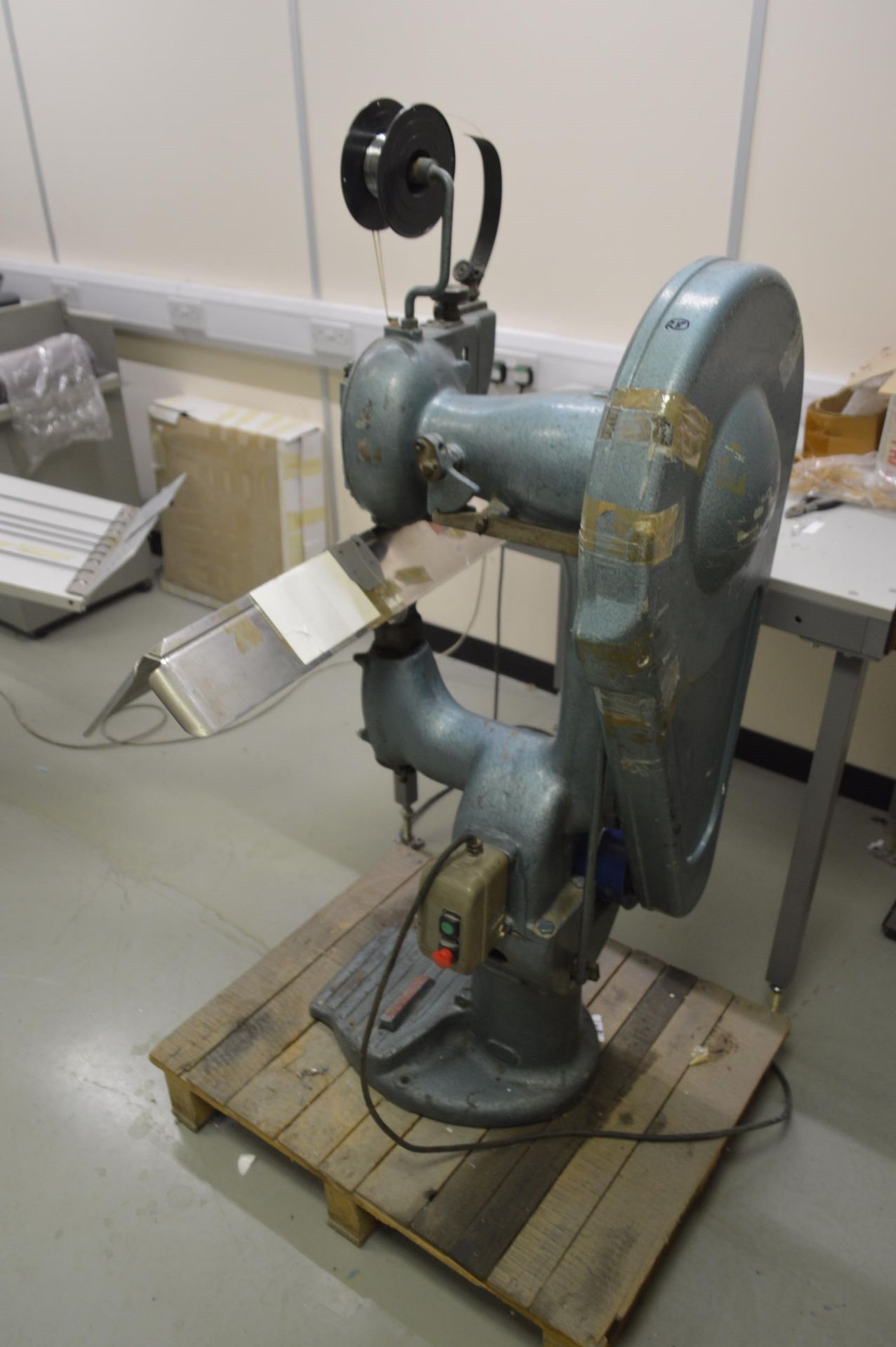 Vickers Heavy Duty Single Head Wire Stitcher, serial no. PBA2565, 240V. This lot must be cleared - Bild 2 aus 4