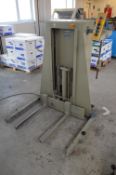 Polar LKR600-3 Pile Lift, serial no. 5772238. This lot must be cleared by 4pm Friday 23 NOVEMBER