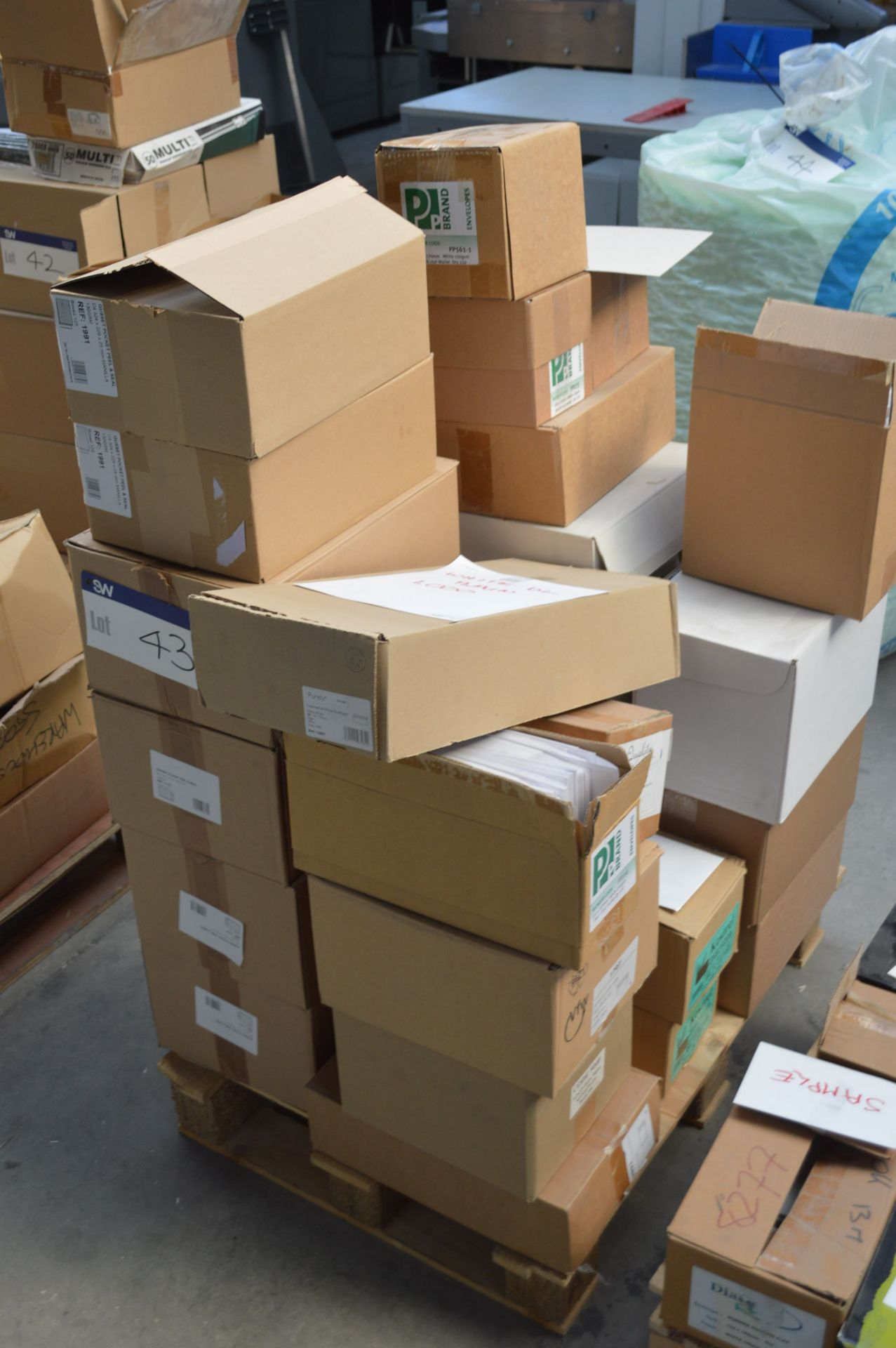 Mainly Envelopes & Wallets, on two pallets * PLEASE NOTE THIS LOT MUST BE CLEARED BY 4pm FRIDAY 23 - Bild 2 aus 3