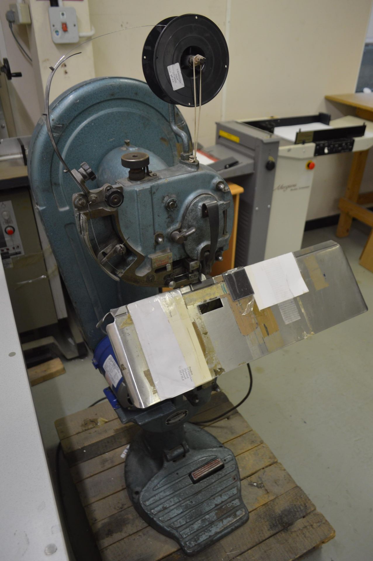 Vickers Heavy Duty Single Head Wire Stitcher, serial no. PBA2565, 240V. This lot must be cleared - Image 3 of 4