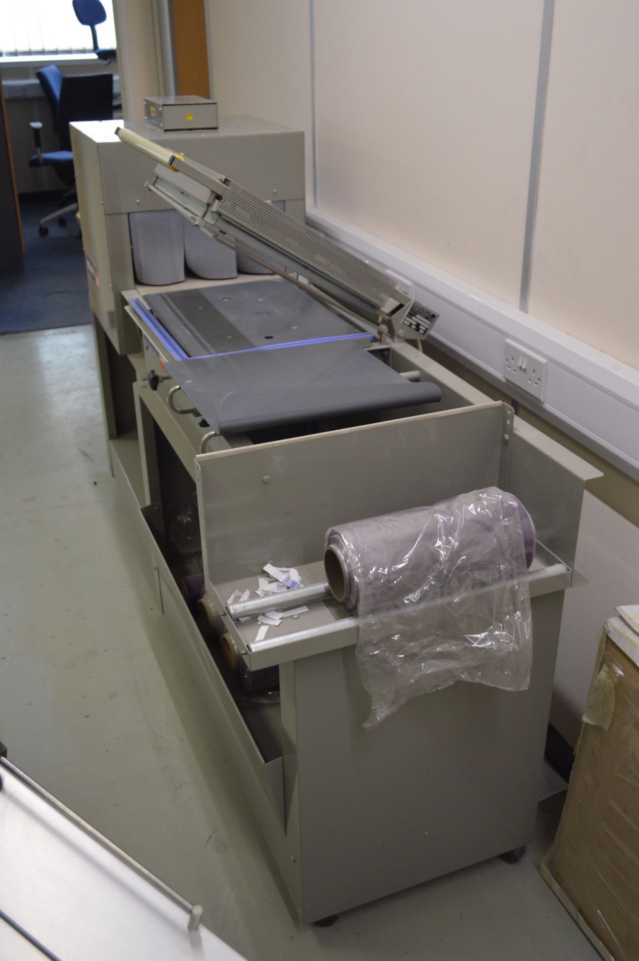 Wraps UK W20 L-Heat Sealer, 2003 approx. 480mm x 400mm, serial no. 33Y3, 240V with Wraps UK MIST - Image 2 of 4