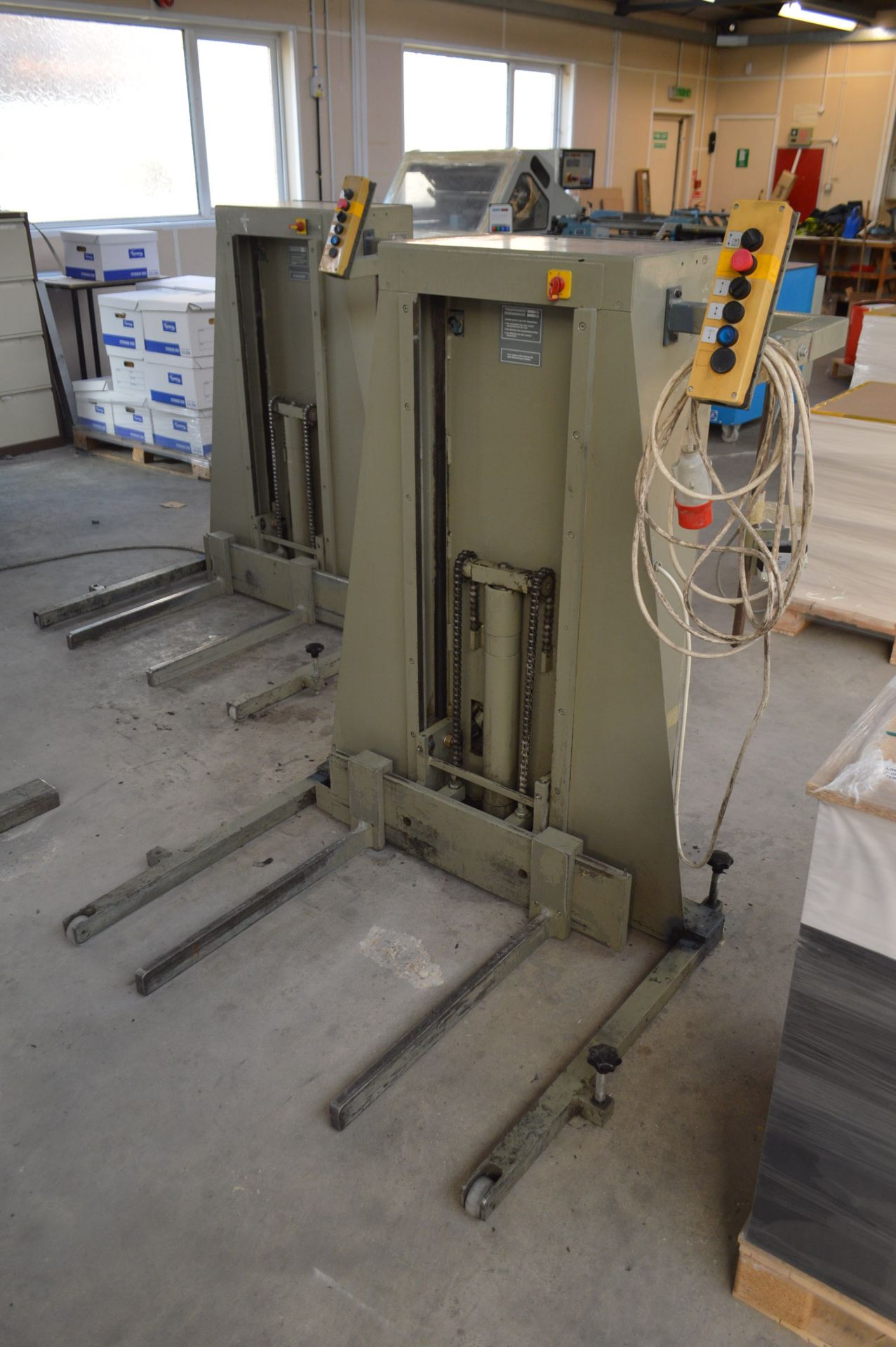 Polar SBP 600-3 Pile Lift, serial no. 5772015. This lot must be cleared by 4pm Friday 23 NOVEMBER