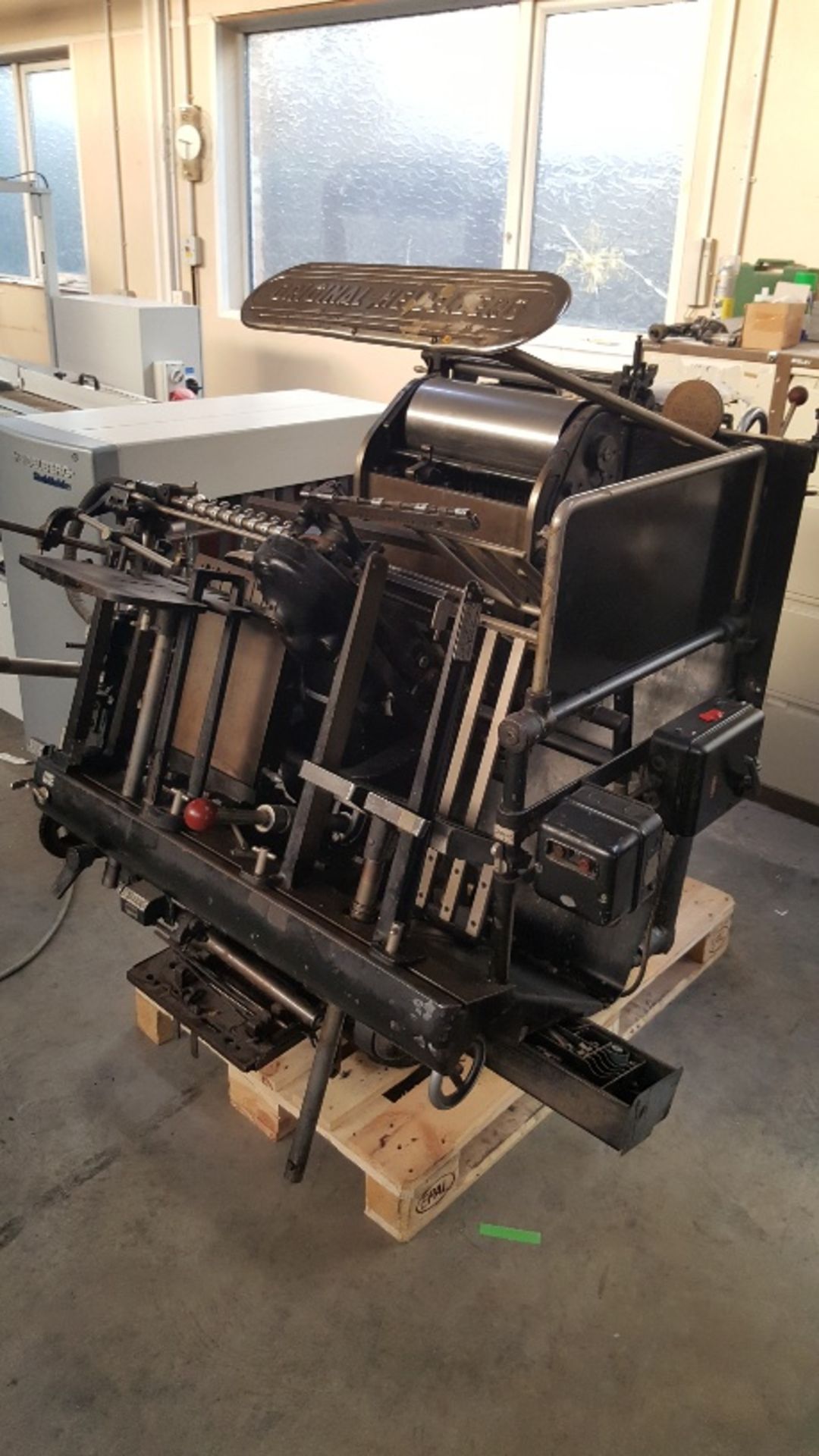 Heidelberg T PLATEN PRESS, serial no. T134513E, year of manufacture 1961, red handle model with lock