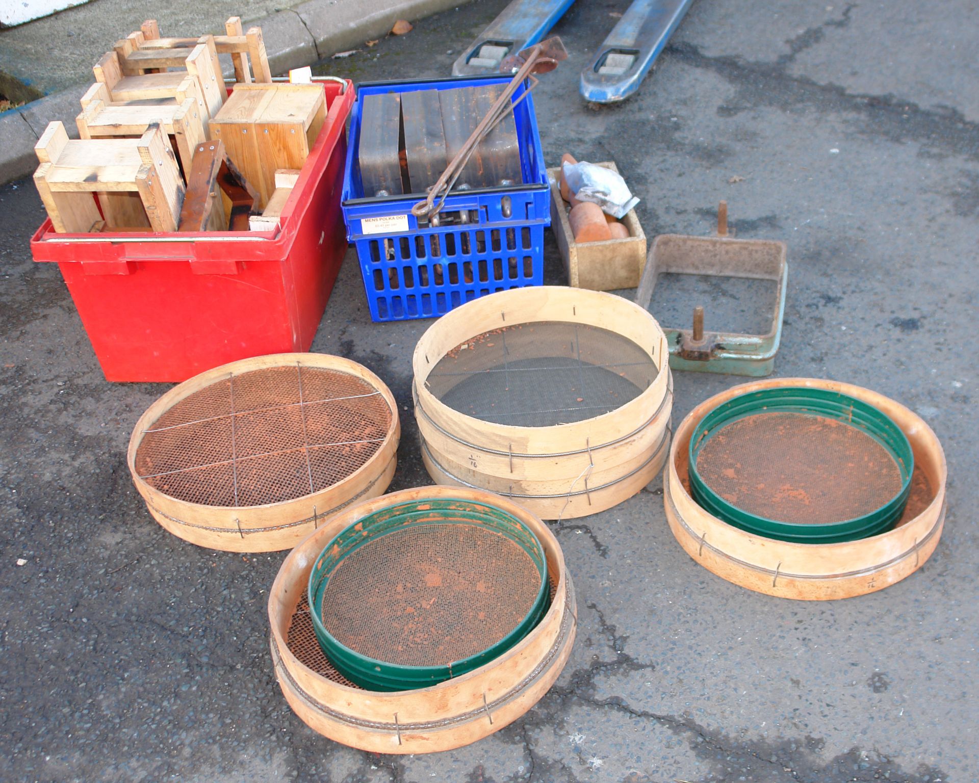 Moulding Shop Accessories, boxes, 60kg, moulding sand and tools (Ex College Use Only)
