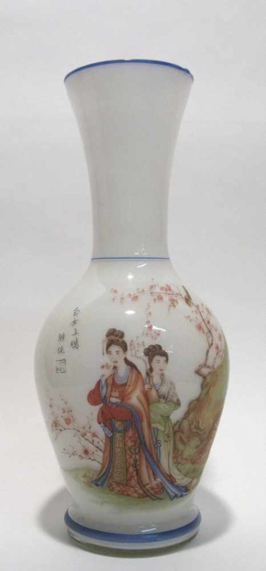 Vase Farbloses Glas, weiß unterfangen. Balusterform mit asiatischem Figuren- und Blumendekor sowie