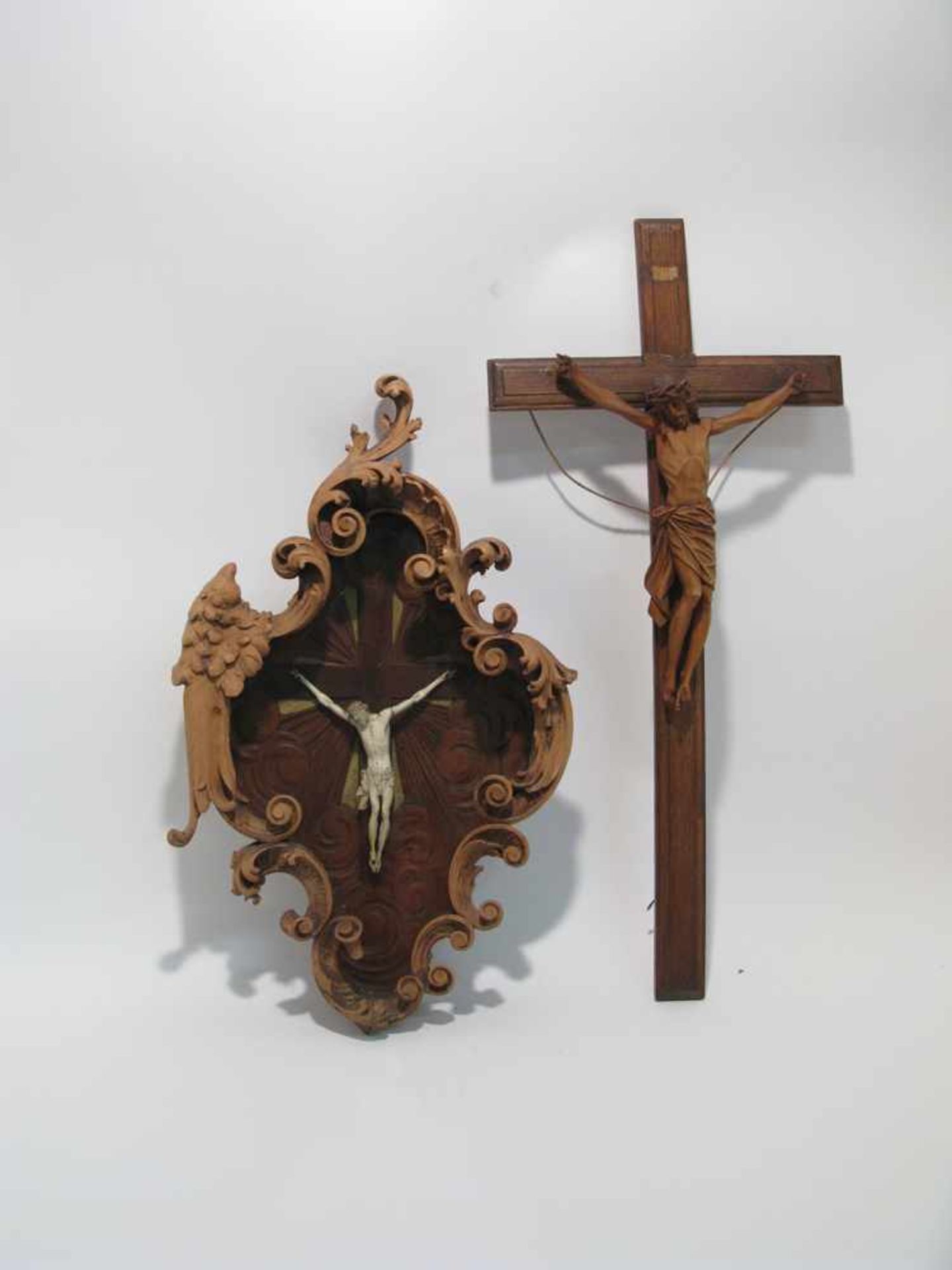 Christus am Kreuz Barockstil. Bein-Corpus auf flachem Holzkreuz mit umgebenden Strahlen und