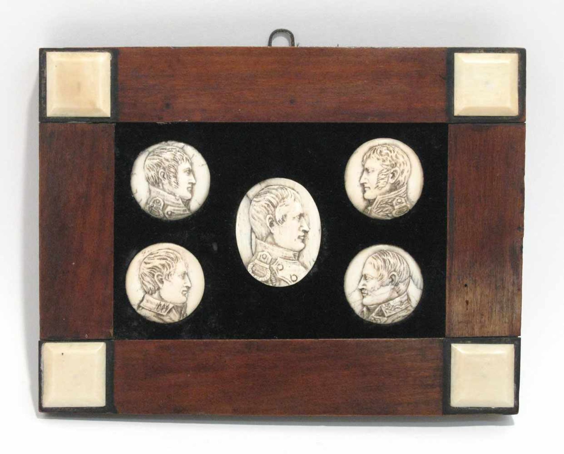 Fünf Reliefmedaillons: Napoleon und seine Brüder 19. Jh. Ein ovales und vier runde