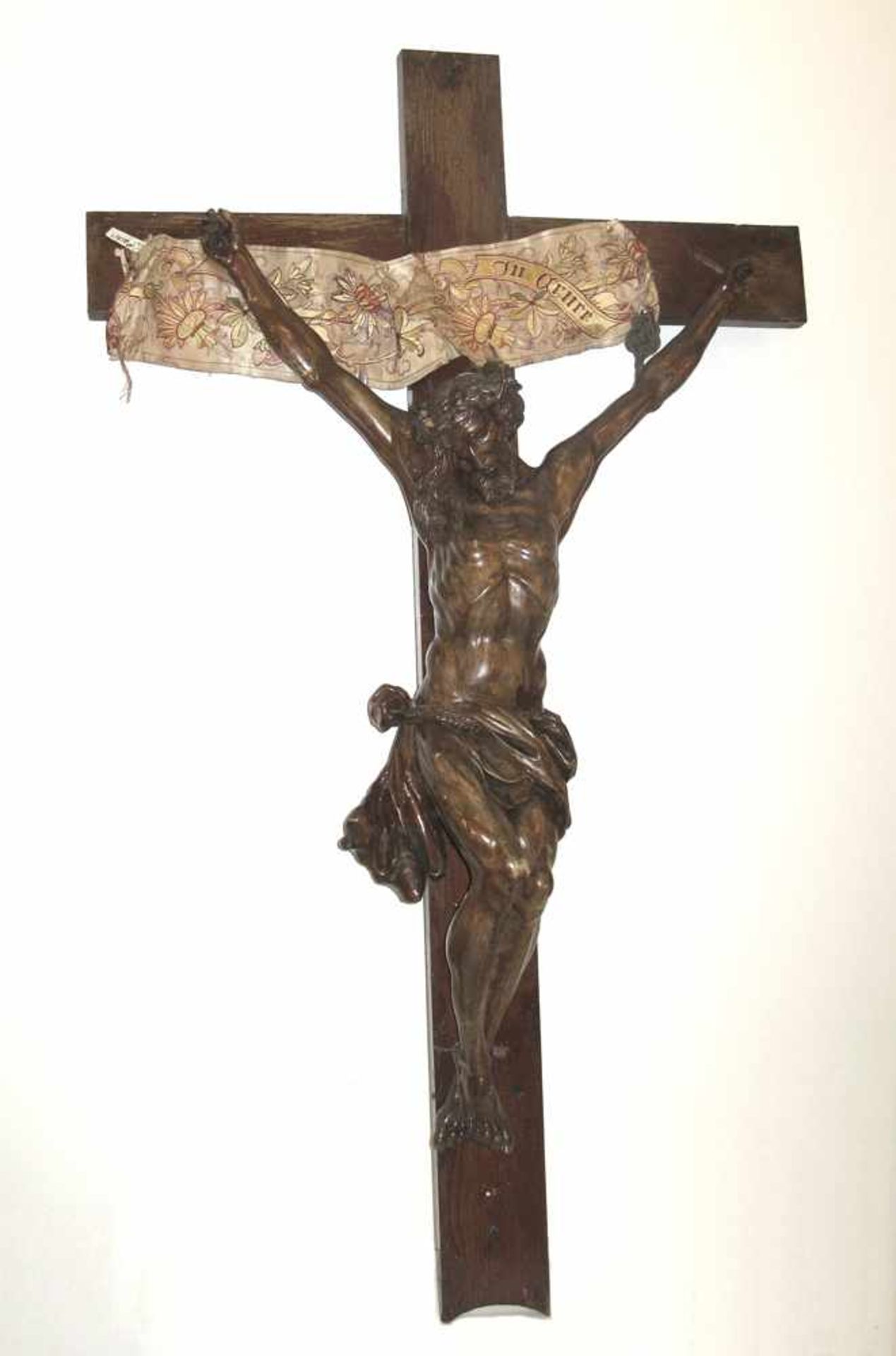 Kruzifix Holz, geschnitzt, braun lasiert. Besch. H. 163 cm.