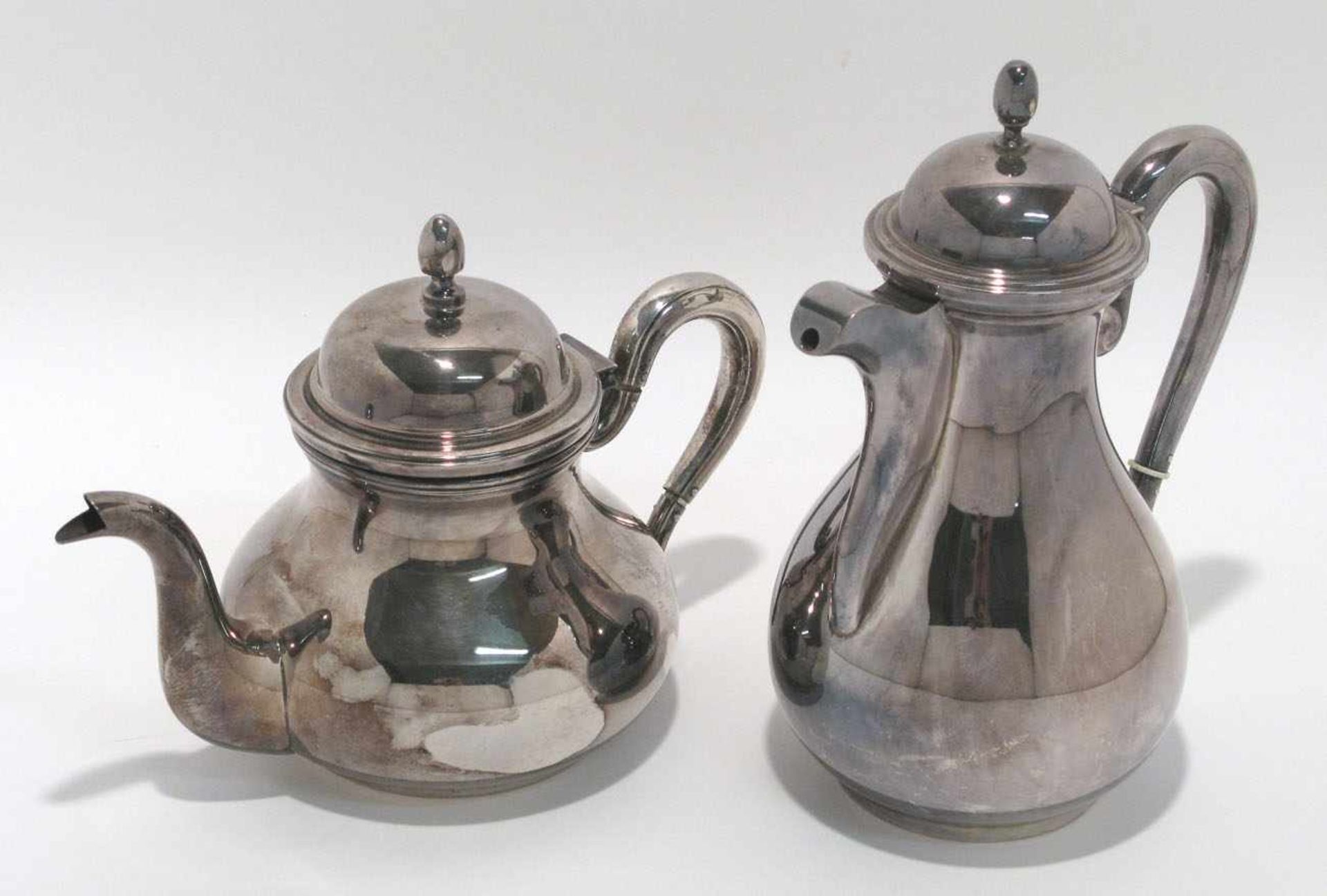 Kaffee- und Teekanne Italien. Silber. Glatte Birnform mit Schnabel- bzw. Röhrenausguss.