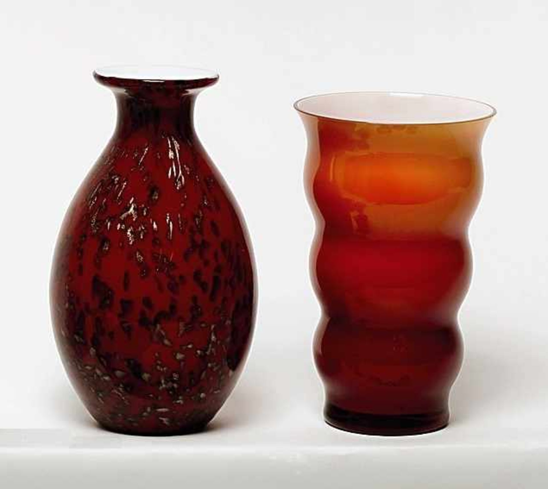 Zwei Vasen Glashütte Valentin Eisch, Frauenau u.a. Farbloses, weiß unterfangenes Glas mit rot/