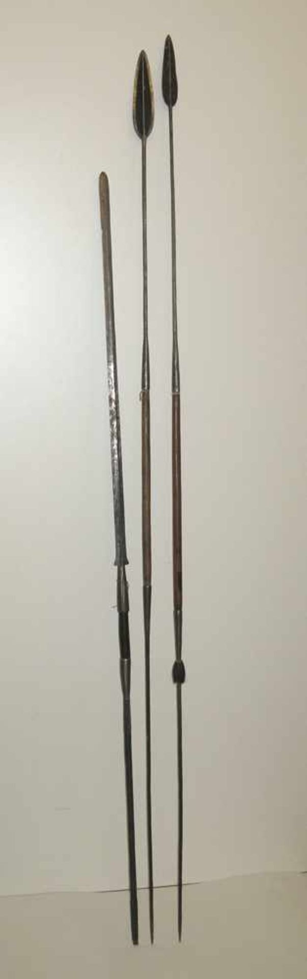 Drei Speere Afrika. Beidseitig stark gegratetes, langes Blatt bzw. blattförmige Eisenspitzen, Holz-