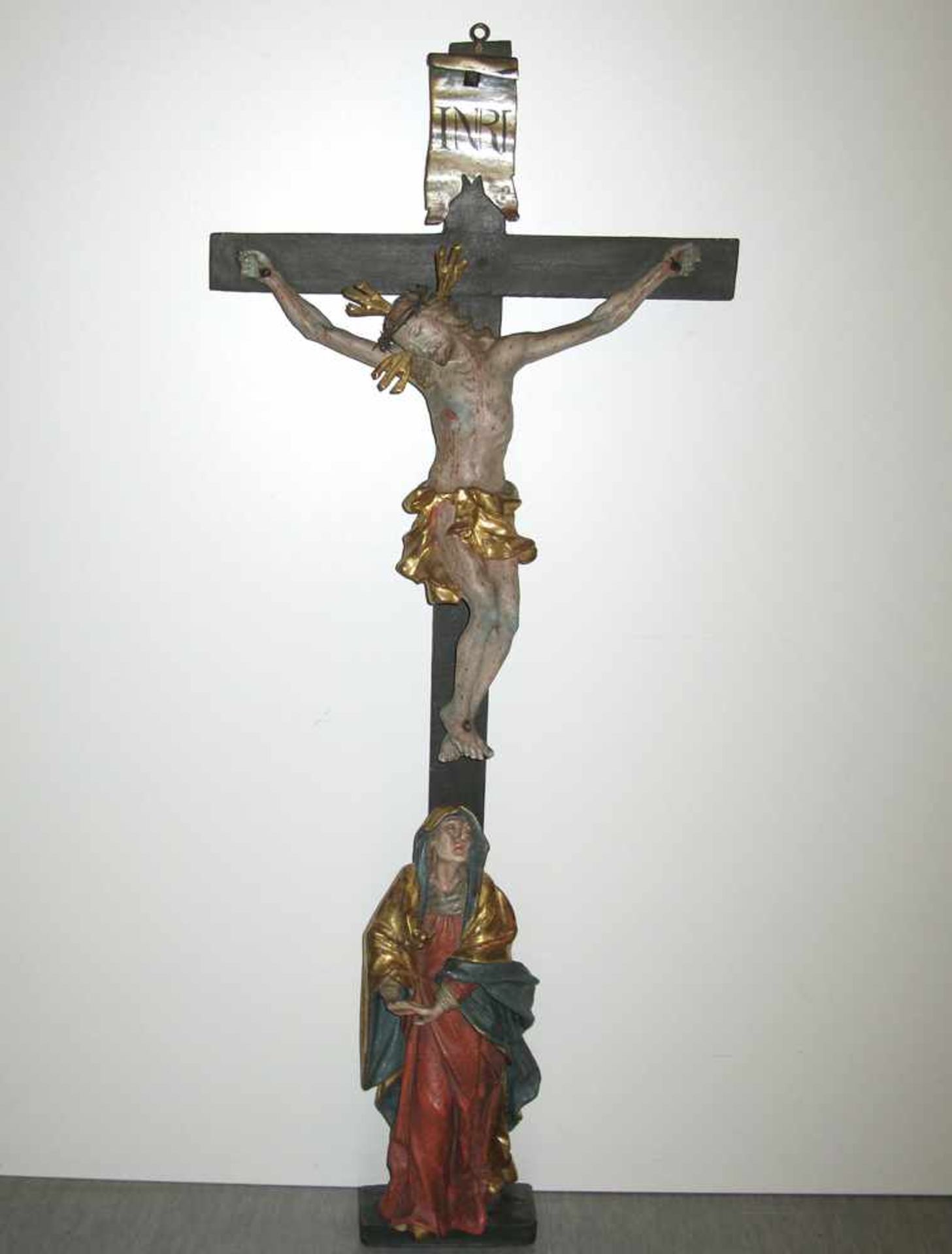 Kruzifix mit trauernder Muttergottes Barockstil. Holz, geschnitzt, Farb- und Goldfassung. Min. rep.,