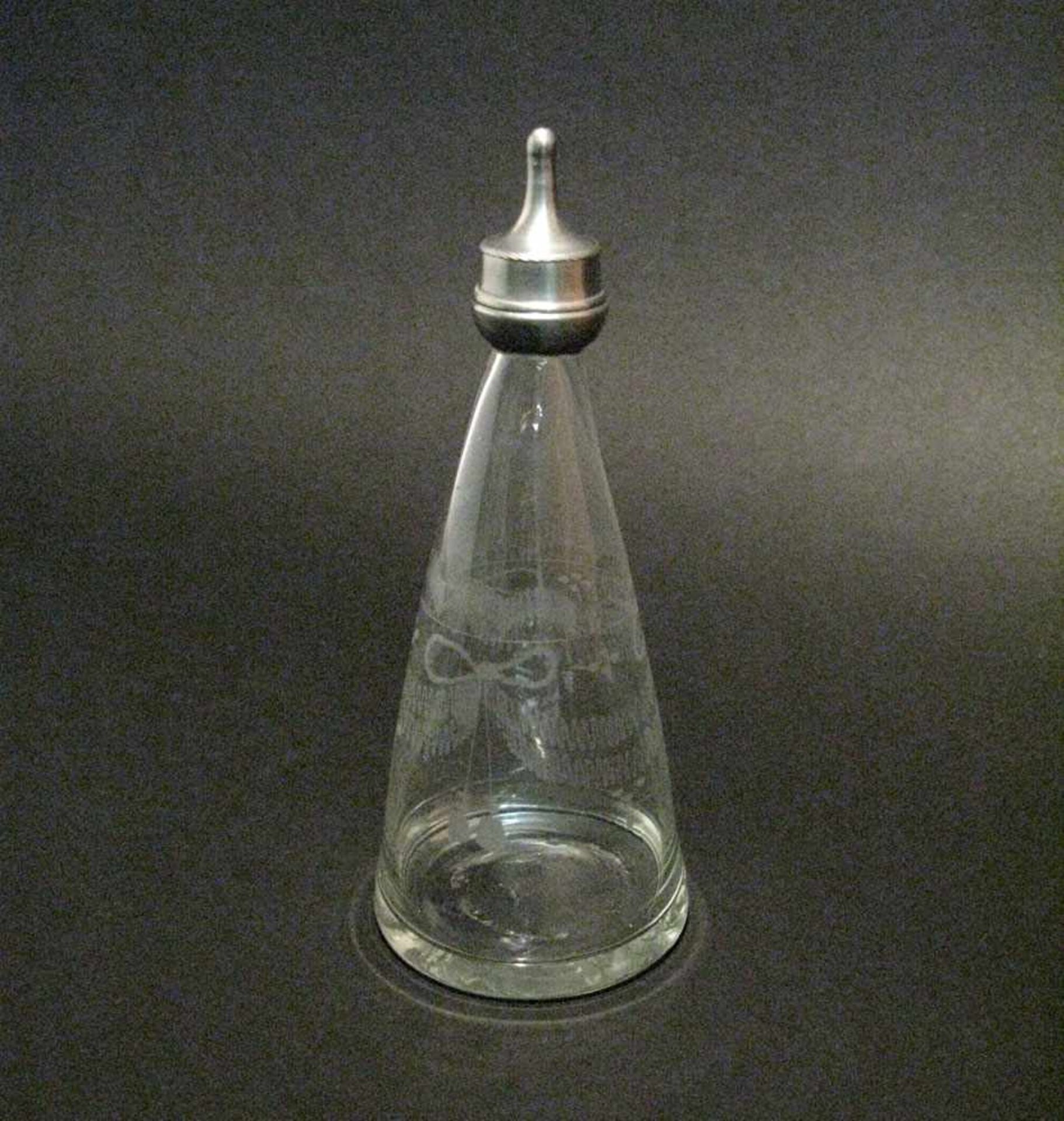 Kinderludl Glas. Konische Form mit gerutschtem Girlandendekor und Zinn-Schraubverschluss. H. 17,5
