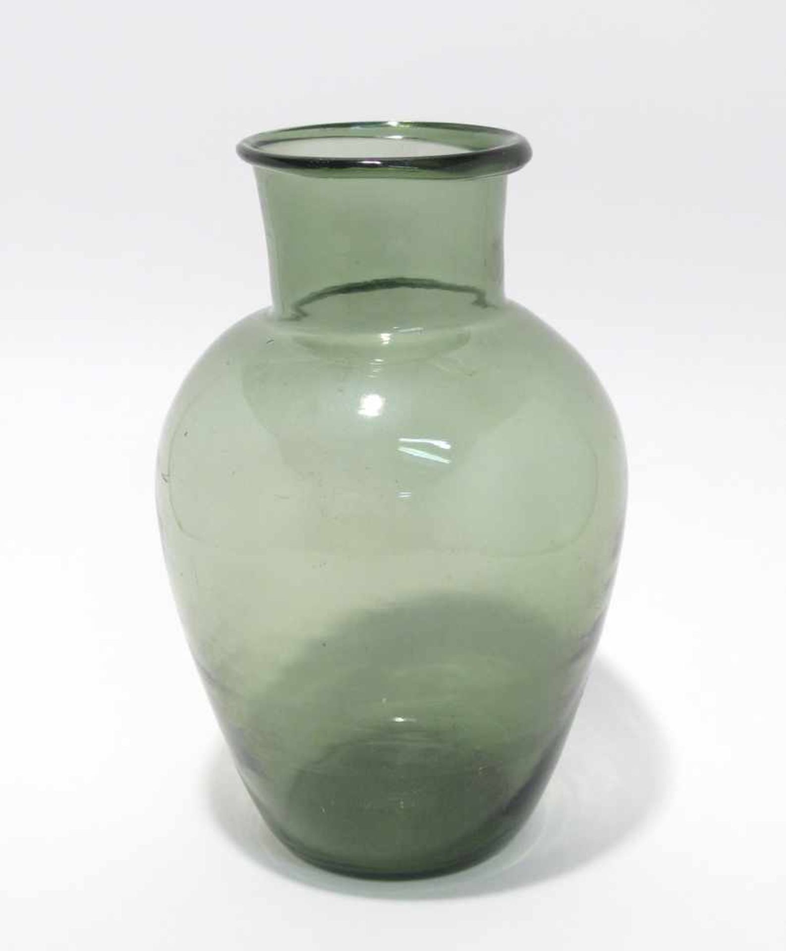 Vase Wohl Lothringen, 19. Jh. Grünes Glas. Eiförmig mit zylindrischem Hals. H. 26,5 cm.