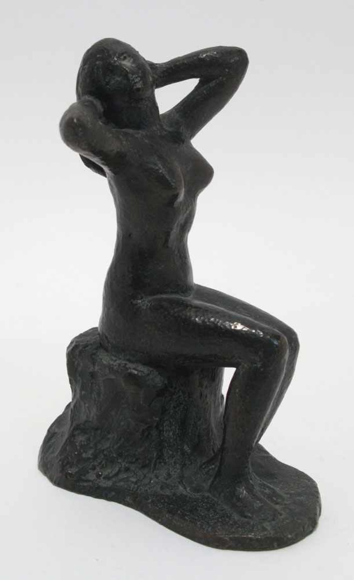Sitzender weiblicher Akt Bronze, dunkelbraun patiniert. H. 12 cm.