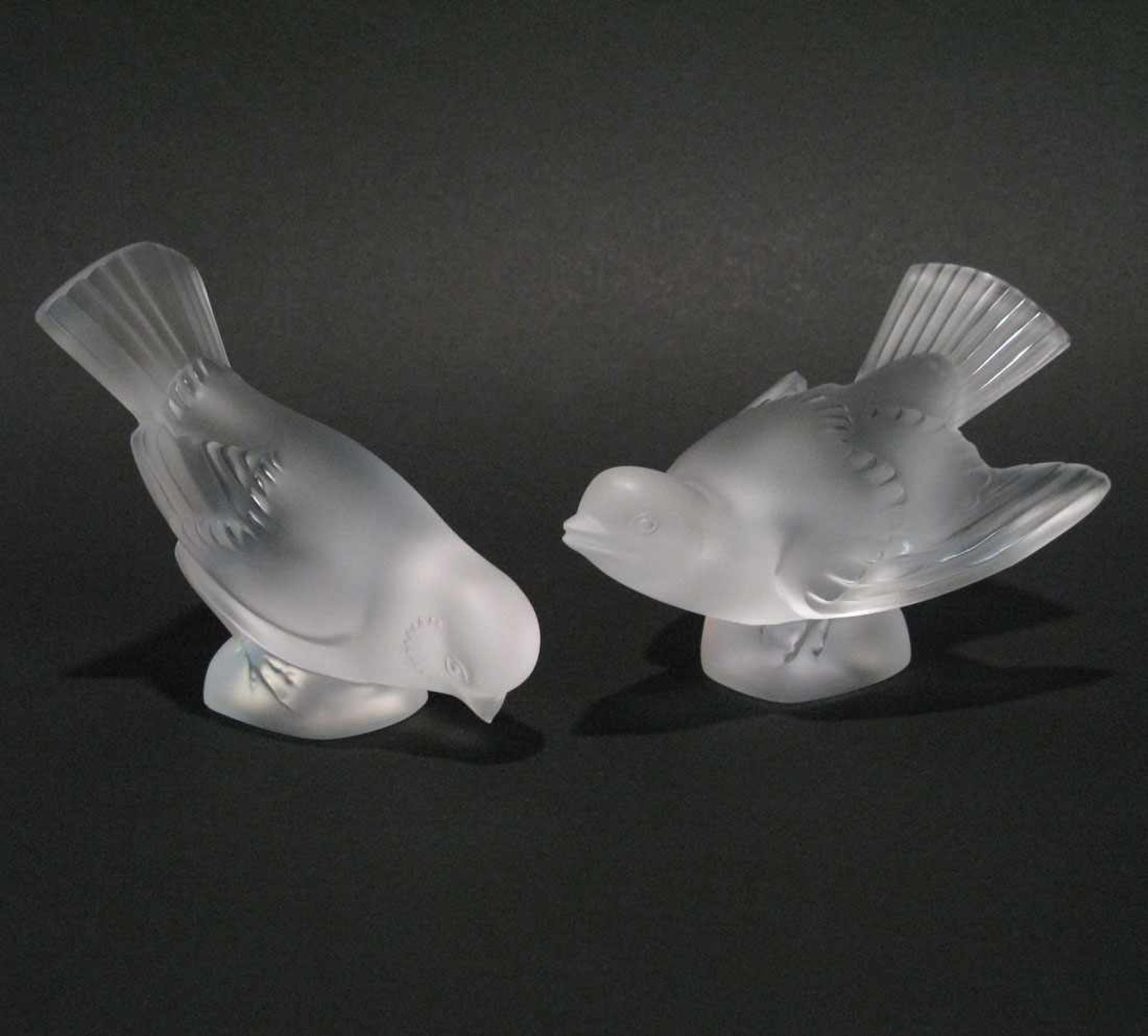 Zwei Briefbeschwerer: Vögel Lalique/Frankreich. Farbloses Glas, mattiert. Bez. "Lalique France",