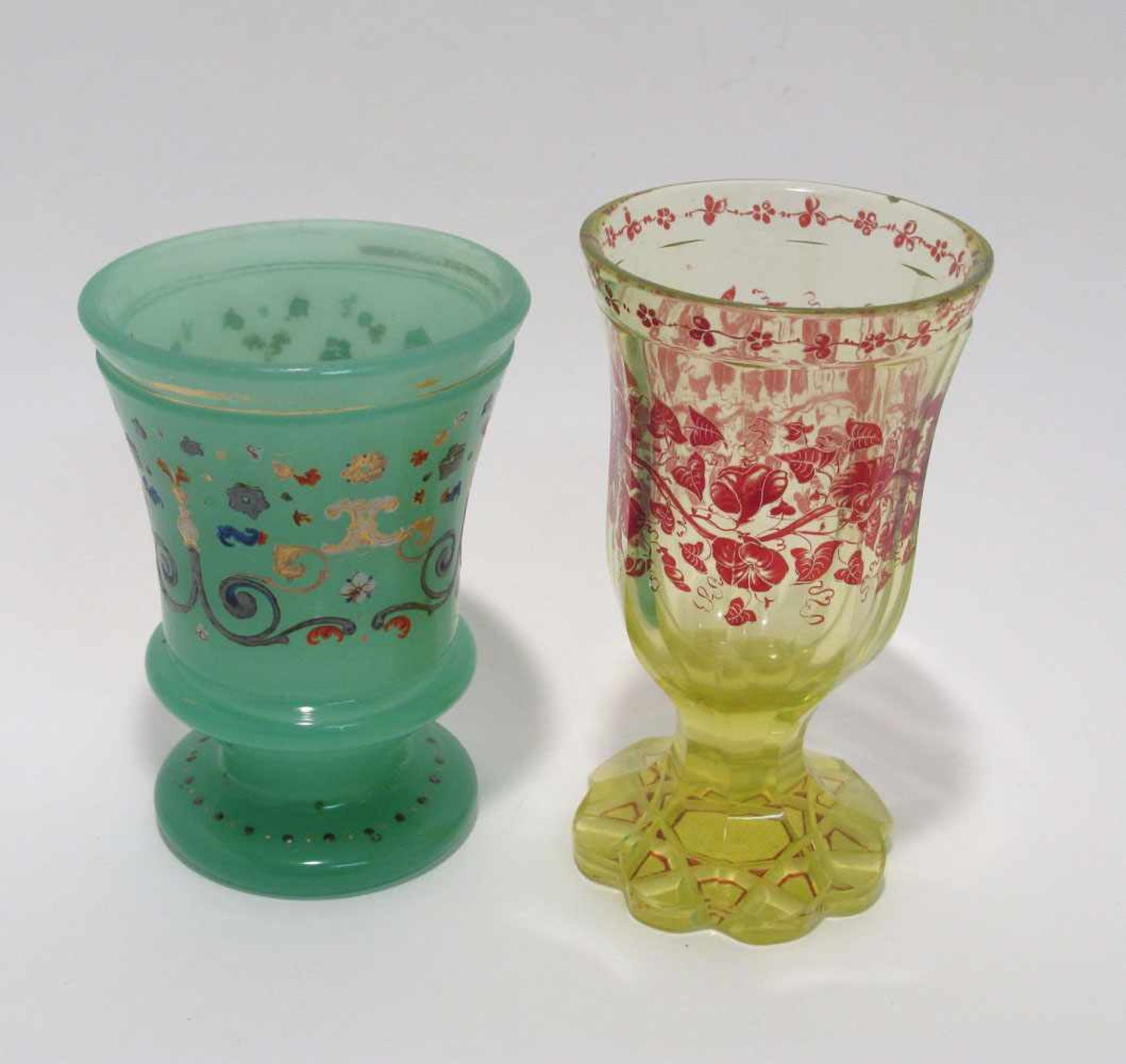Zwei Fußbecher Böhmen, 19. Jh. Grünes Alabasterglas mit buntem floralem Emaildekor, bzw.