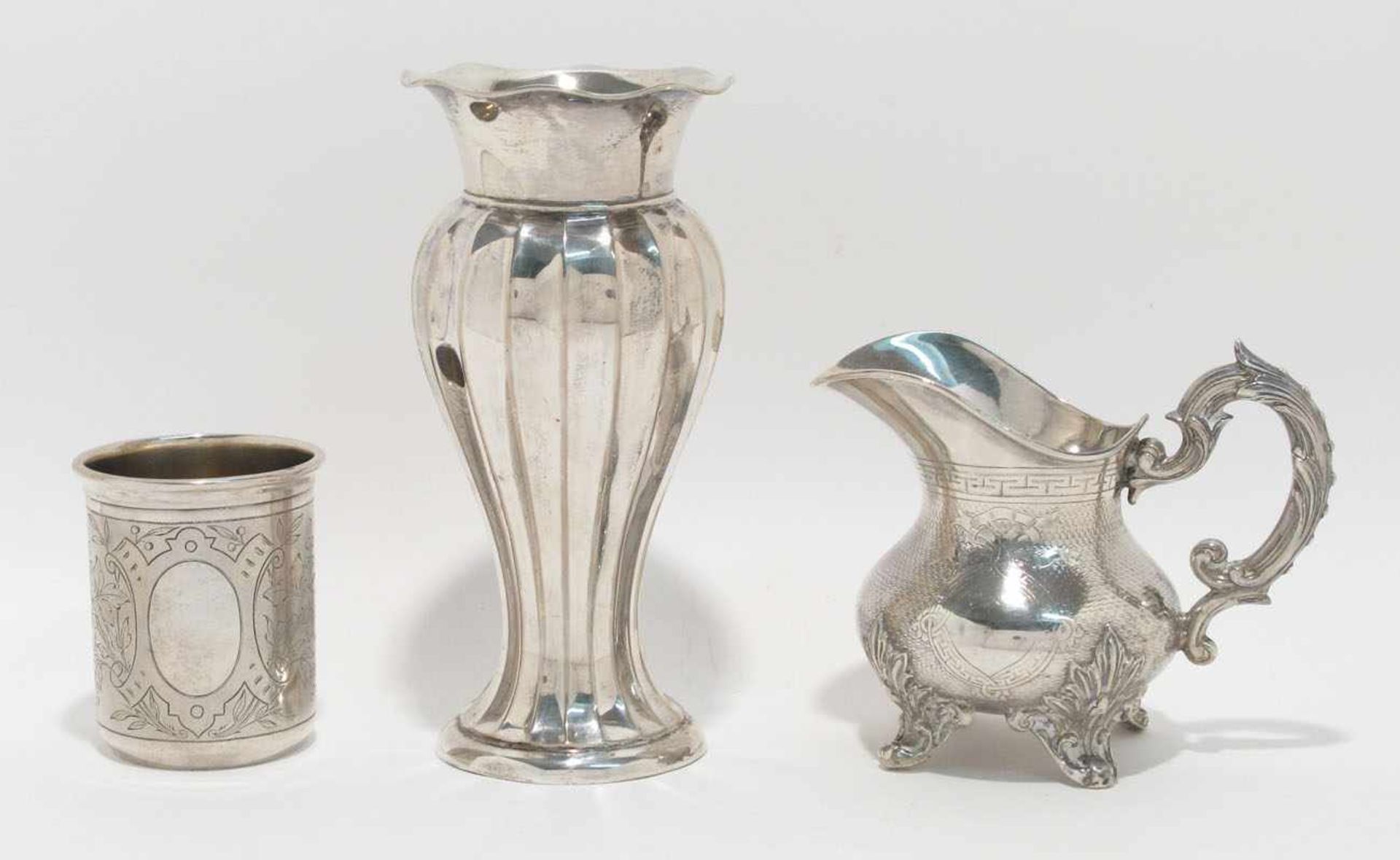 Sahnekännchen / Becher / Vase Frankreich (u.a.). Silber, der Becher innen mit Resten von Vergoldung.
