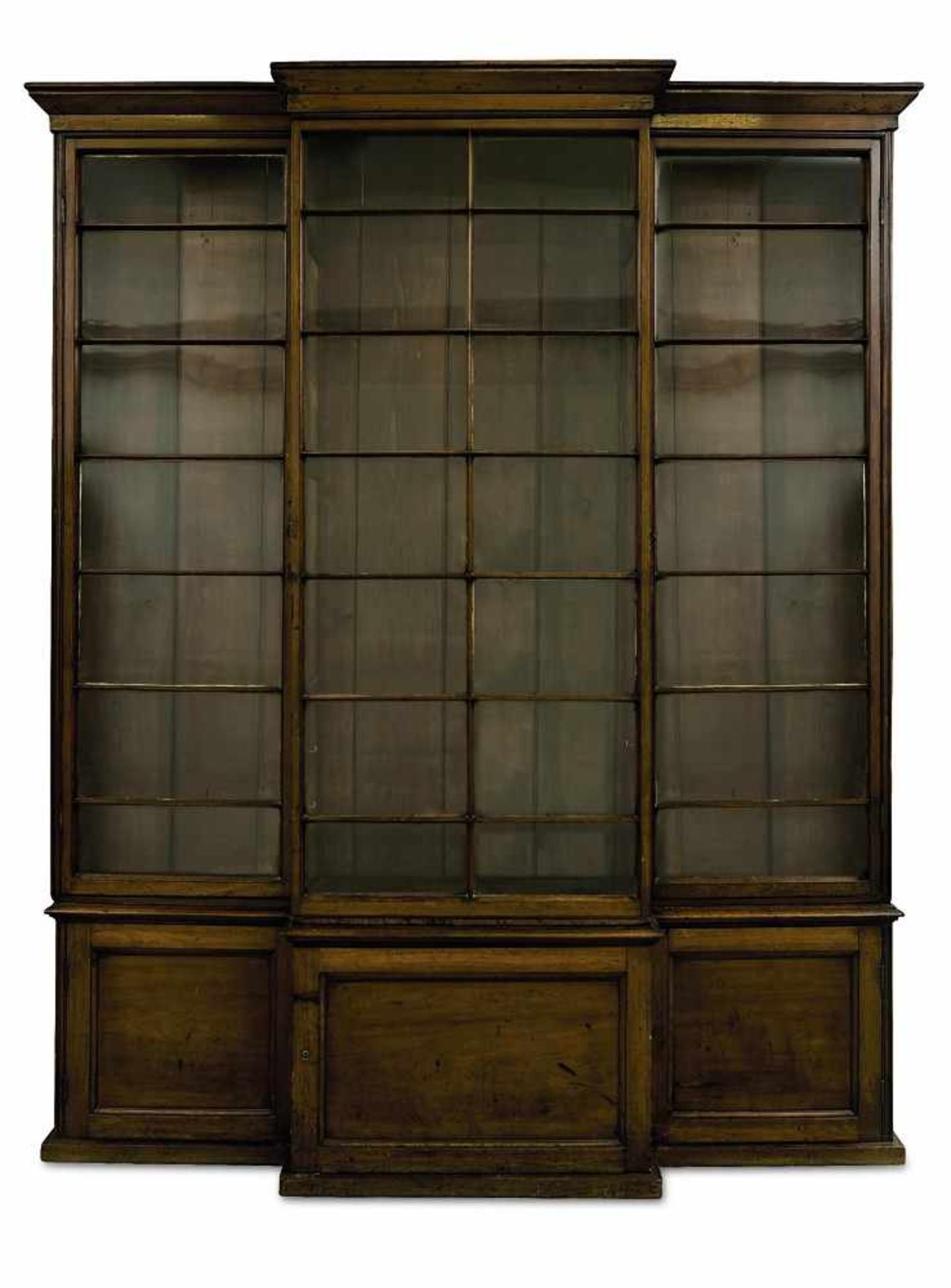 Bücherschrank England, 19. Jh. Mahagoni, Messing, Glas. Auf hoher Sockelzone mit vier Türen