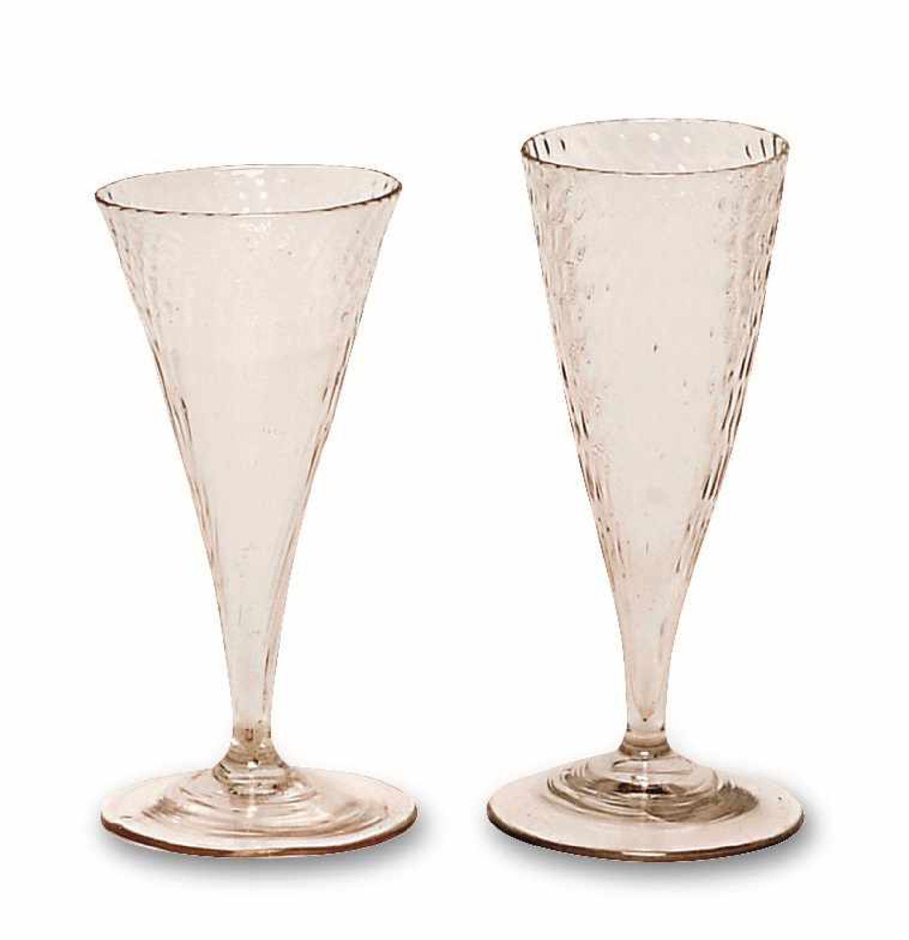 Zwei Flötengläser Frankreich, um 1800 Farbloses, manganstichiges Glas mit Abriss (tlw.